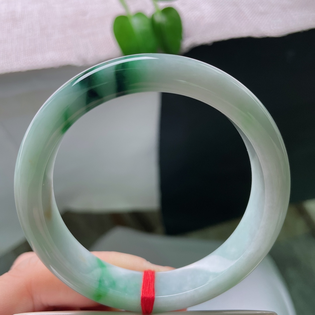 55.8./12.4/8.8，飘花正圈，指甲纹，底子干净通透，绿花灵动飘逸，像山间翠影，转动镯身花影