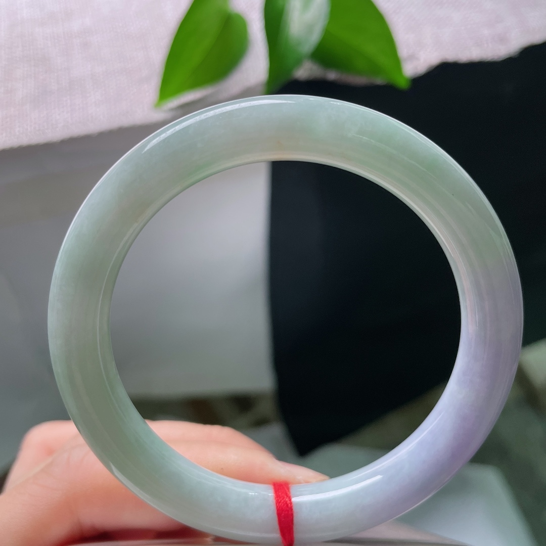 56.3/9.8，圆条，无裂，洒金，一镯揽尽春与彩，浅绿清润，柔紫朦胧，圆条饱满，复刻旧时雅致风骨。ss59630a
