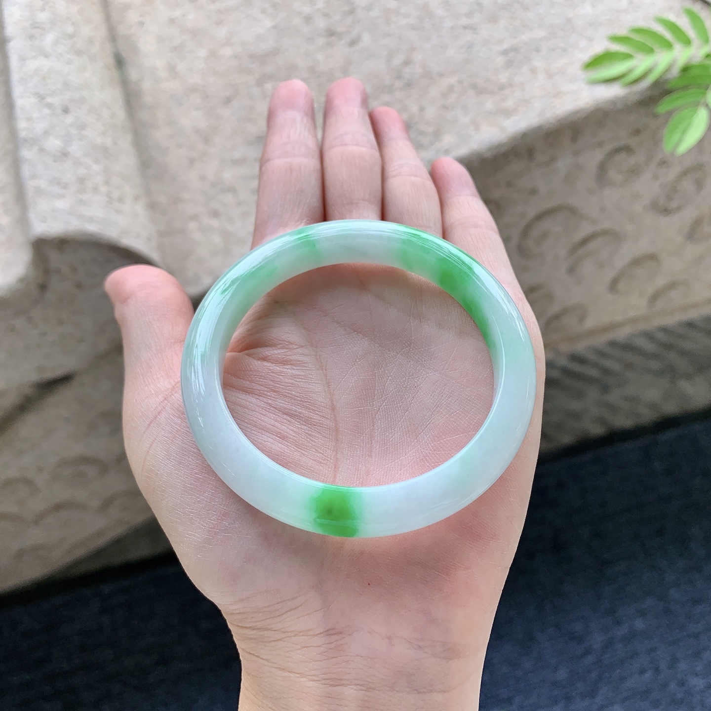 正圈54 55 圈口55.6/9/7.8 编码G9092523 细糯飘阳绿，水润，种老，细腻，有纹线