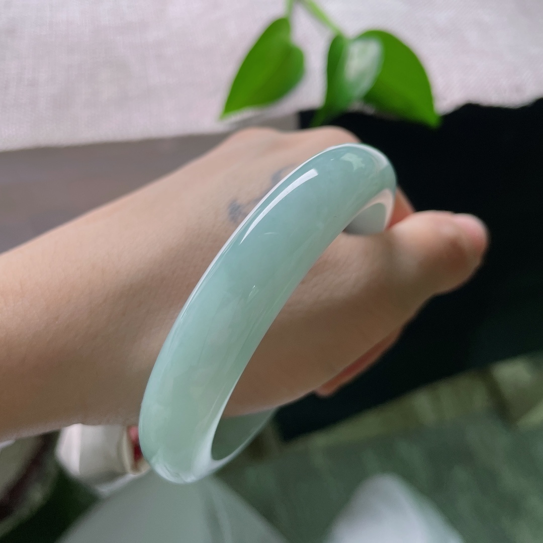 56.6/12.3/8.1，蓝底正圈，晶体，如水晴光凝于玉璧，冰底细腻匀净，经典正圈版型，恬淡沉静自带书卷气韵。ss59345a