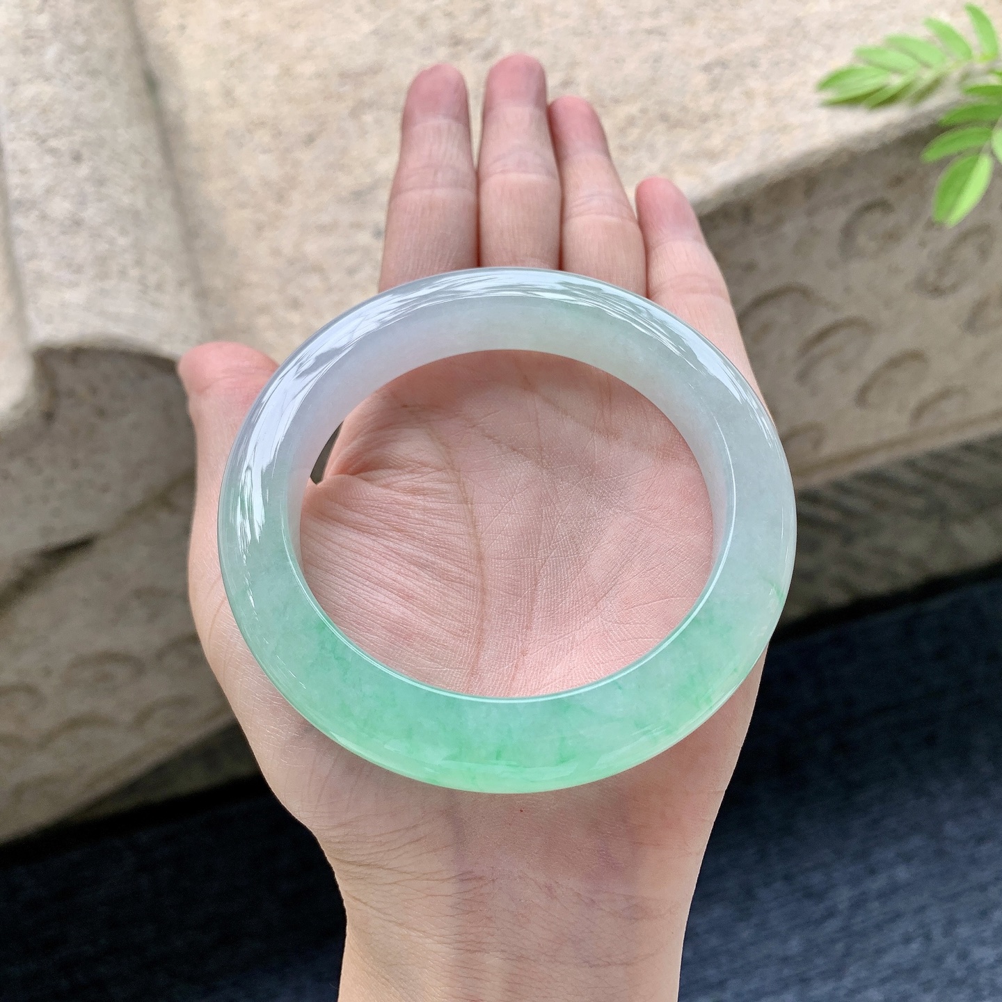 正圈58 59 圈口59.1/12.2/10.2 编码A3092531 冰糯阳绿，水润，种老，细腻，