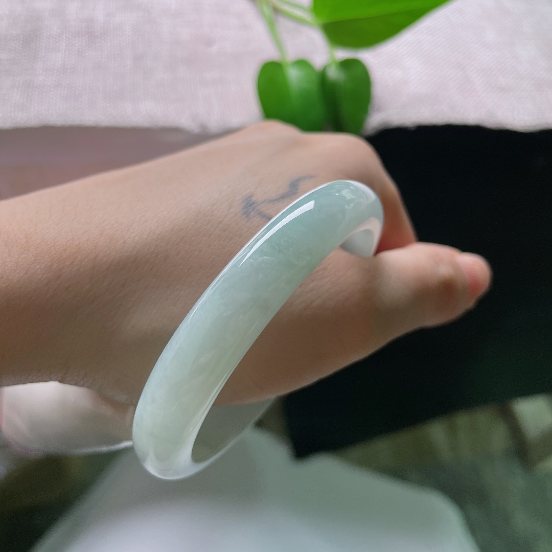 54（47.7）14.8/7.3，蓝底贵妃，清润晴水色调，玉质冰润细腻，纤细条杆温婉秀气，腕间清雅灵动。ss59498a