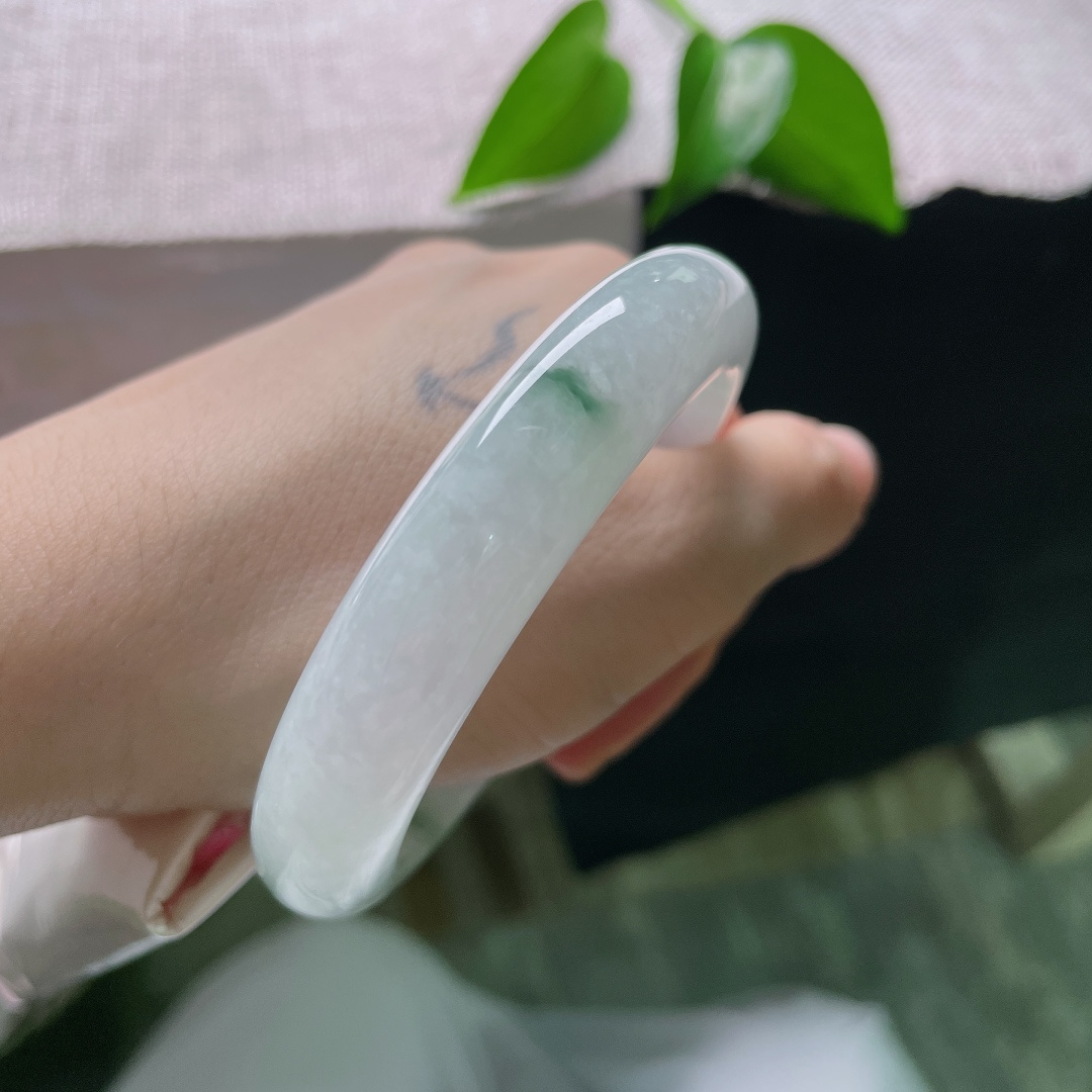 57/12.4/9.3，飘花正圈，晶体纹，淡淡柔光裹着飘散的绿花，底子干净清爽，正圈版型端庄，衬得手腕纤细雅致。ss59546a