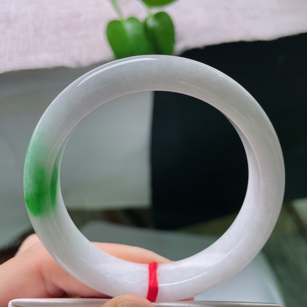 53.8/12/8.3，飘绿正圈，一点皮纹，玉质温润细腻，洁白底色干净素雅，一抹辣绿浓艳明媚，镯型端庄大气。ss59654a