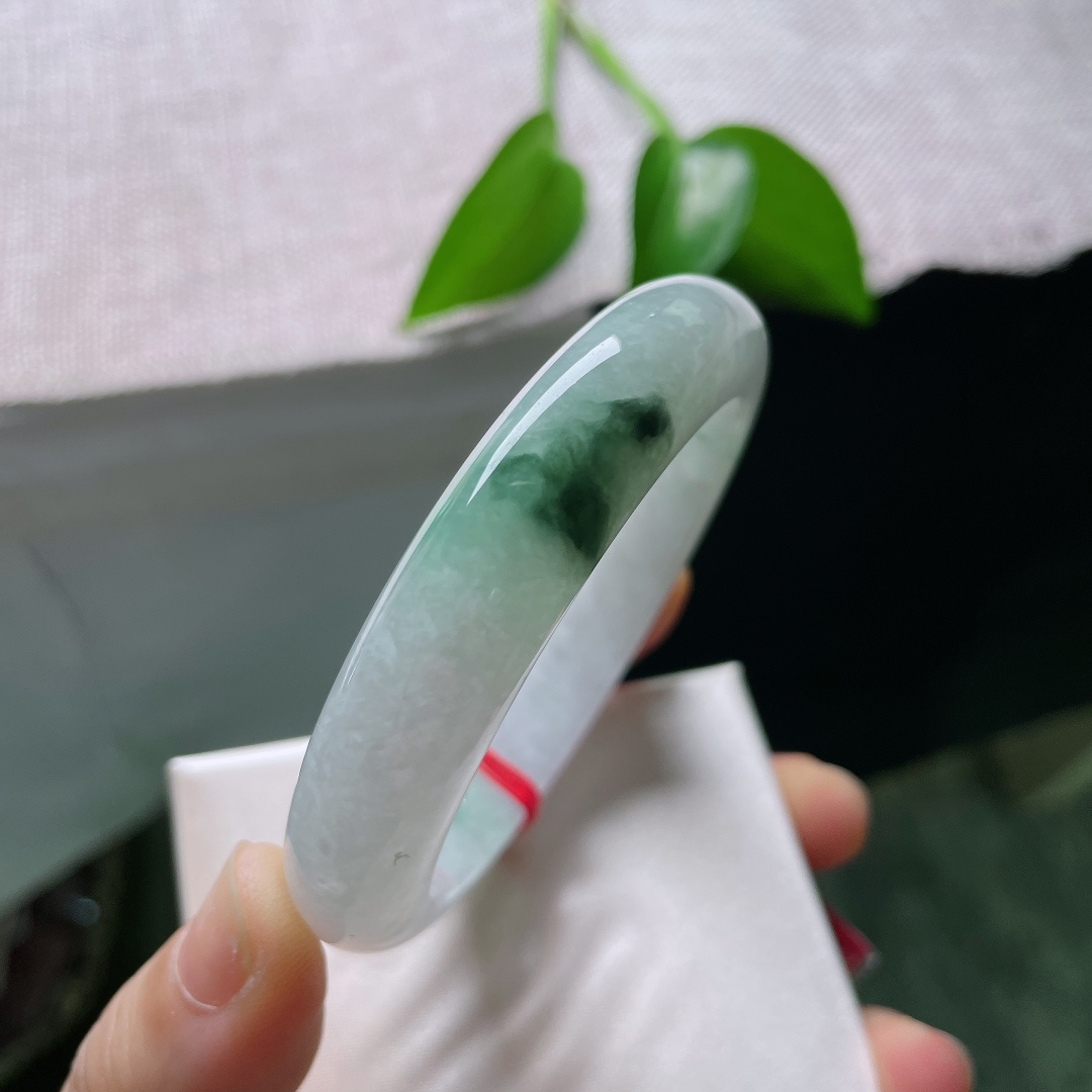 56/12.6/9.3，飘花正圈，晶体纹，晶体纹，浅春底衬着墨绿飘花，种水通透，光泽温润，不张扬的美，日常佩戴很耐看。ss59554a