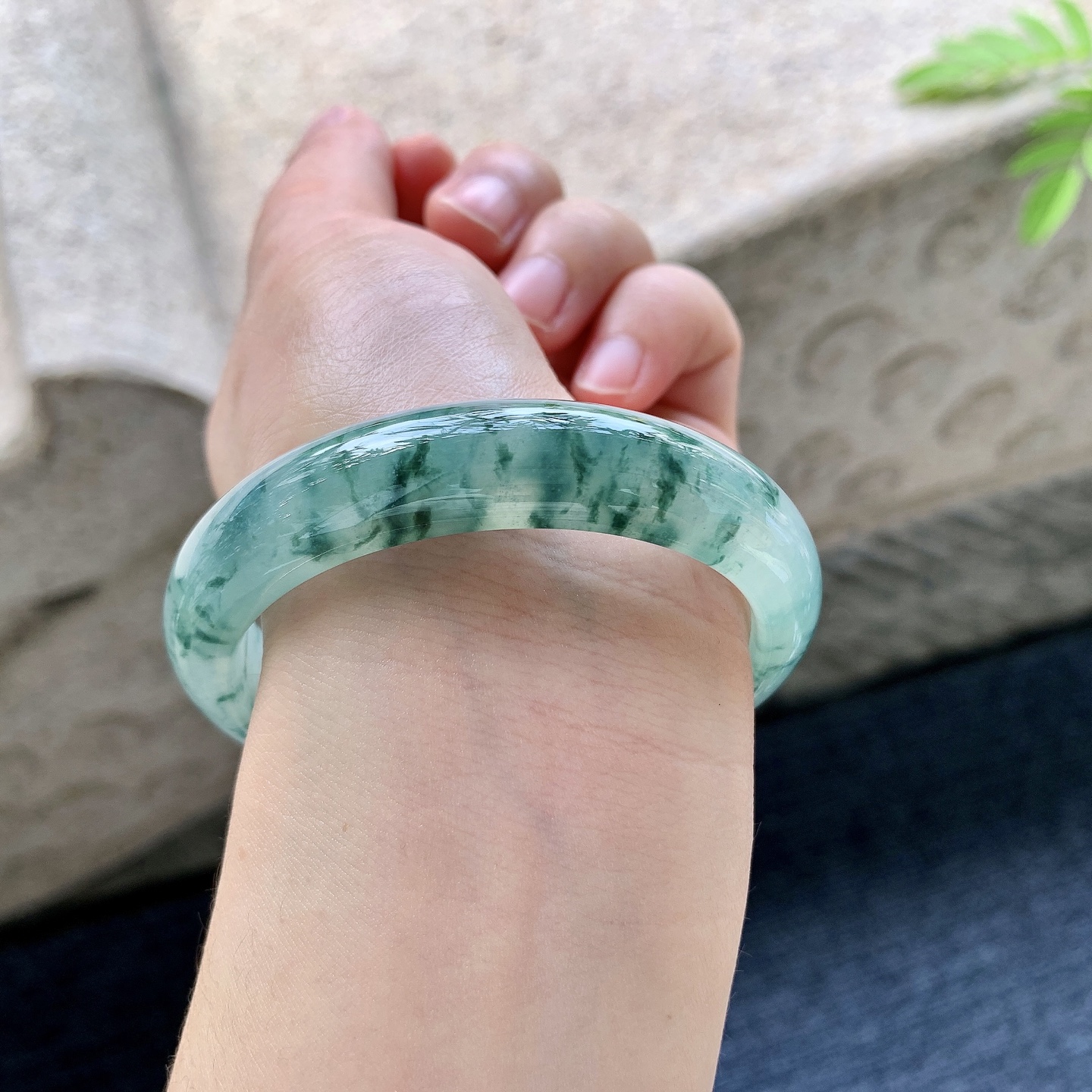 正圈54 55 圈口55.6/12.3/7.7 编码WW092543 冰糯飘花，水润，种老，细腻，无裂