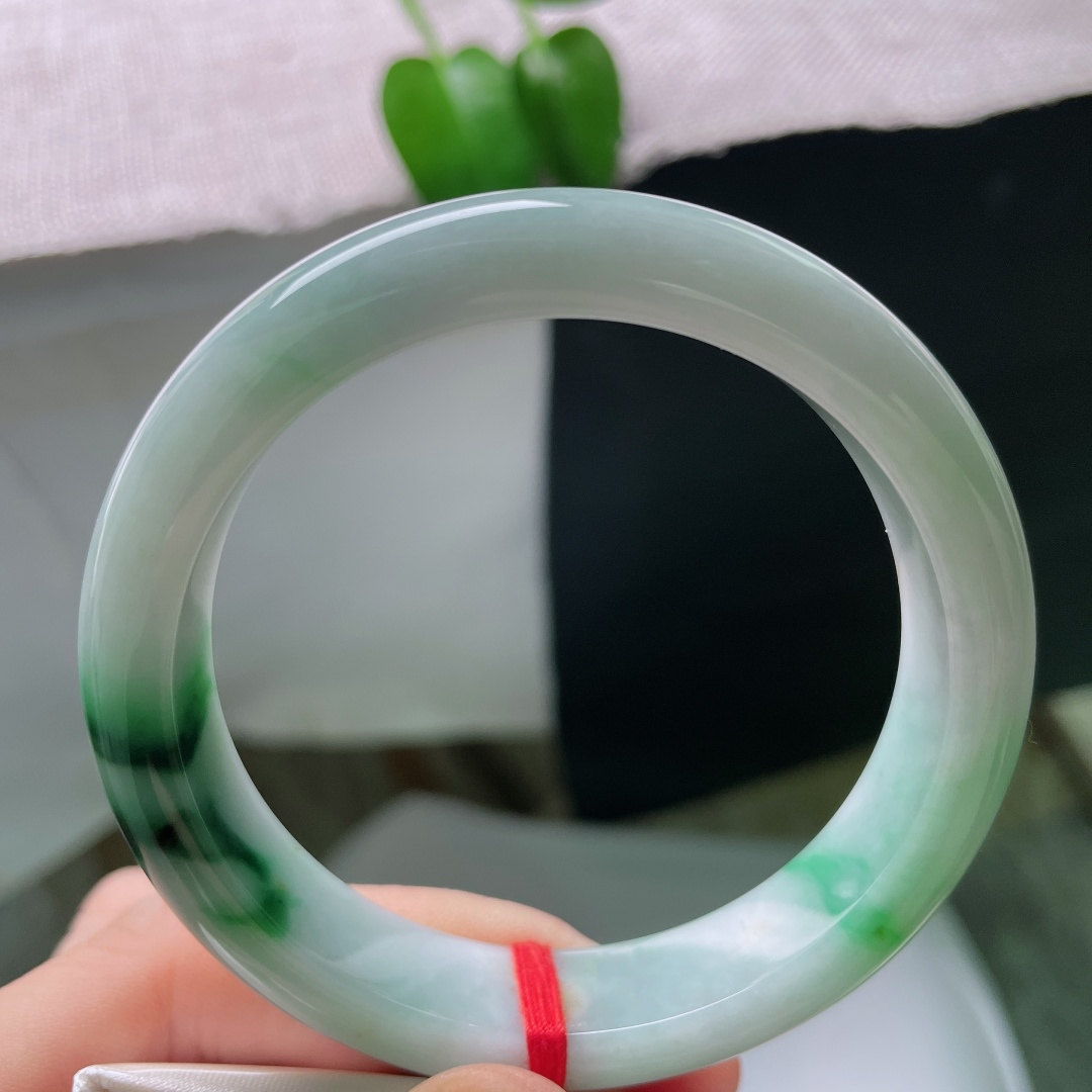 55.8./12.4/8.8，飘花正圈，指甲纹，底子干净通透，绿花灵动飘逸，像山间翠影，转动镯身花影流动，清冷又有灵气，一点杂质不影响。ss59321a