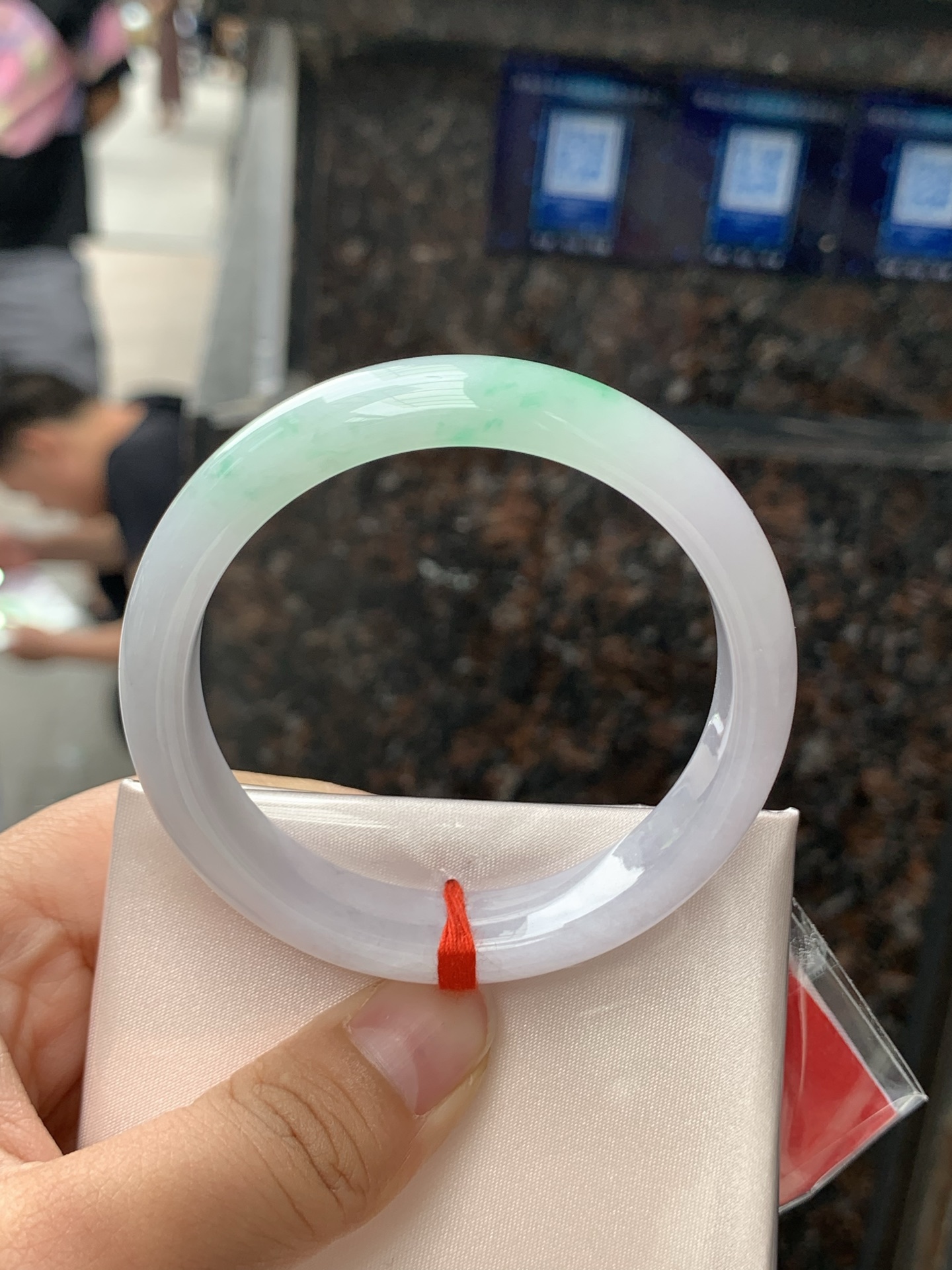淡春彩正圈，52-11.9-7.3，0422-4A98，无裂，底妆水润，淡淡粉底色和阳绿花搭配，如春天的繁华。在岁月的长河流转中绽放着独特的魅力，气质温婉而迷人。