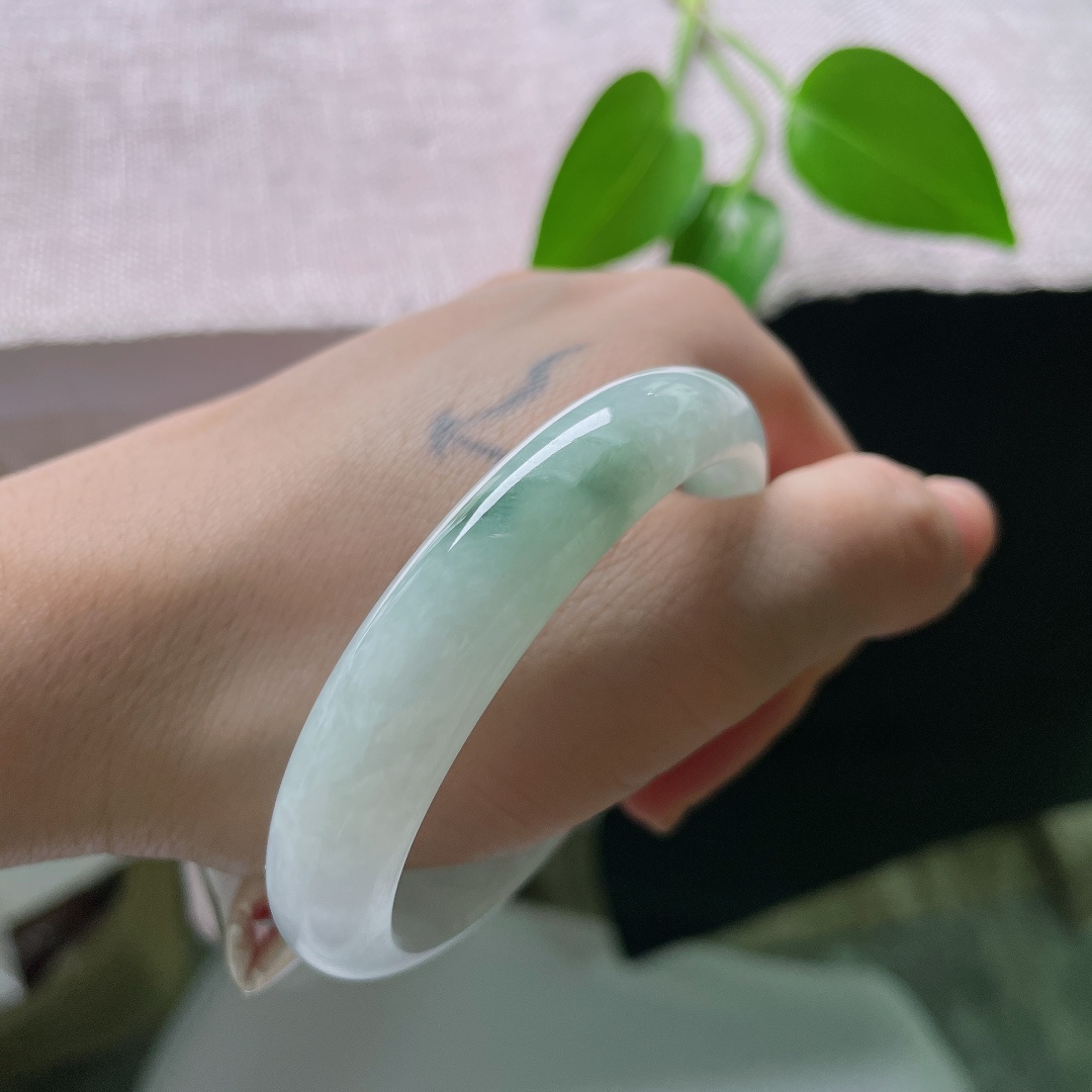 52.3（45.9）11.4/6.7，飘花贵妃，晶体，清透冰底温润澄澈，一侧晕染写意墨绿飘花，如水墨入玉，意境悠远清雅。ss59535a