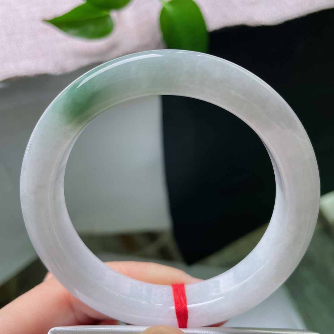 56.7/12.3/9.5，飘绿正圈，棉线，玉质细腻柔和，水头清亮，局部晕开清新翠色，简约平安镯型端