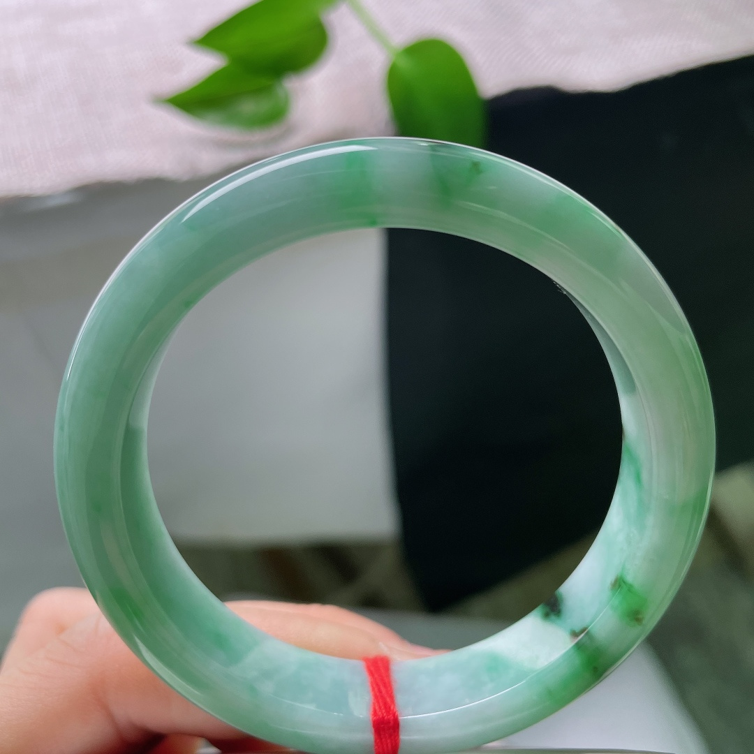 55.8/12.3/8.9，飘花正圈，无裂，温润绿底承托写意花影，底色醇厚，飘花灵动，绿意与花痕相融，腕间自带浓郁的山水氛围感。ss59267a