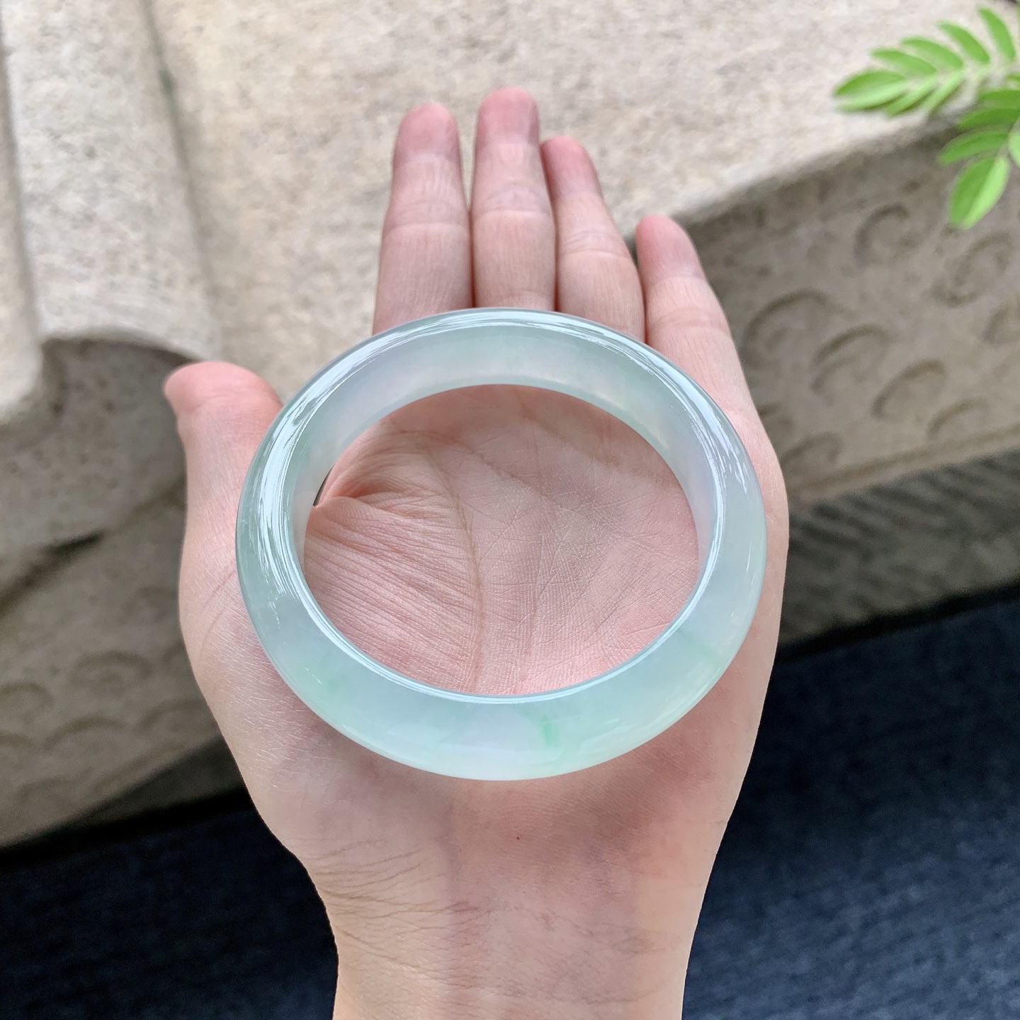 正圈54 55 圈口55.8/12.5/8.2 编码G6092526 冰糯飘绿，清透，水润，种老，细腻，无裂
