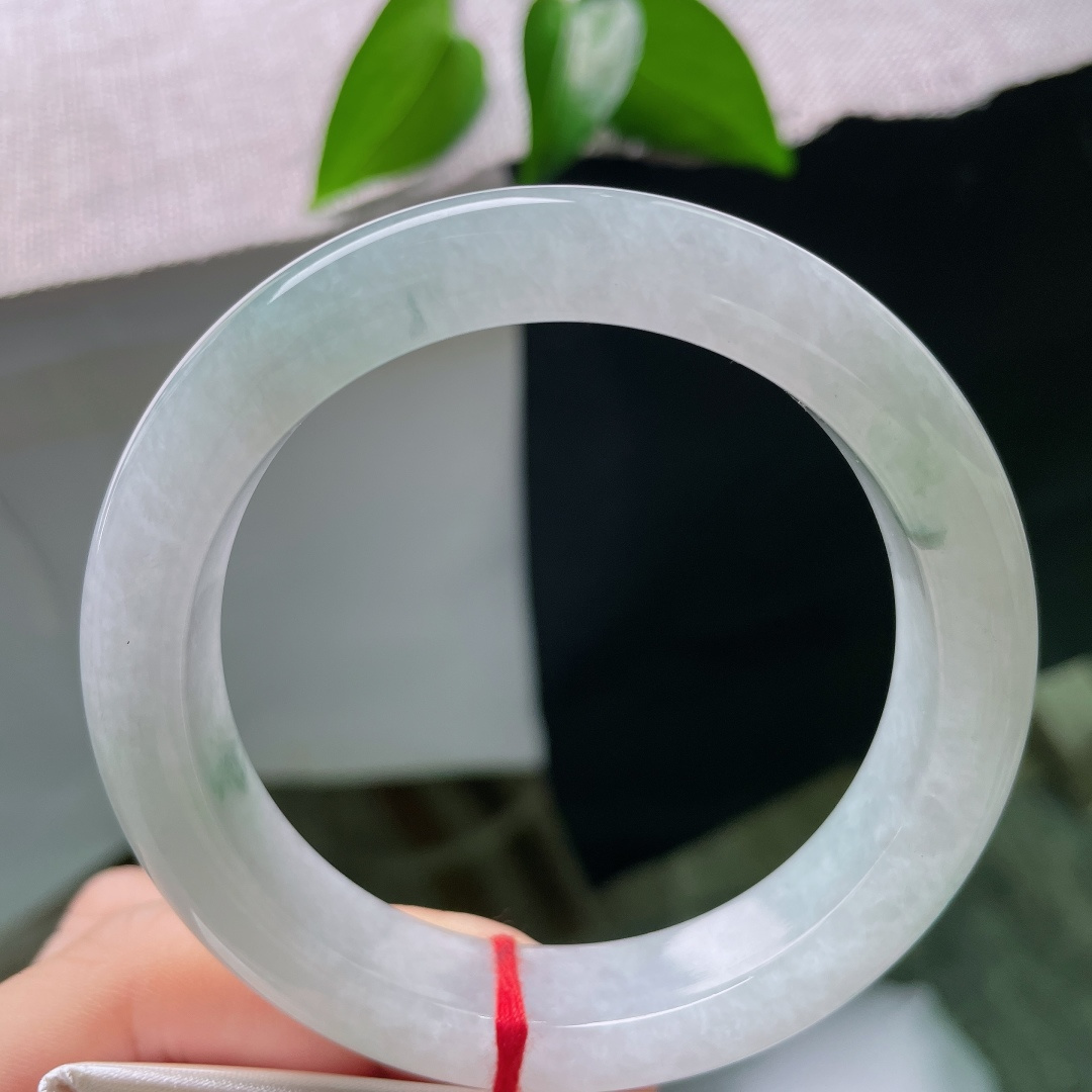 57/12.4/9.3，飘花正圈，晶体纹，淡淡柔光裹着飘散的绿花，底子干净清爽，正圈版型端庄，衬得手腕纤细雅致。ss59546a