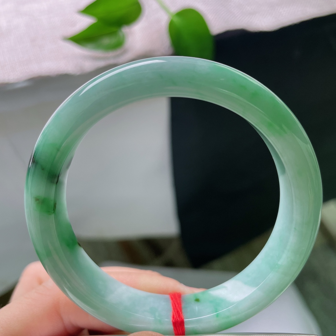 55.8/12.3/8.9，飘花正圈，无裂，温润绿底承托写意花影，底色醇厚，飘花灵动，绿意与花痕相融，腕间自带浓郁的山水氛围感。ss59267a