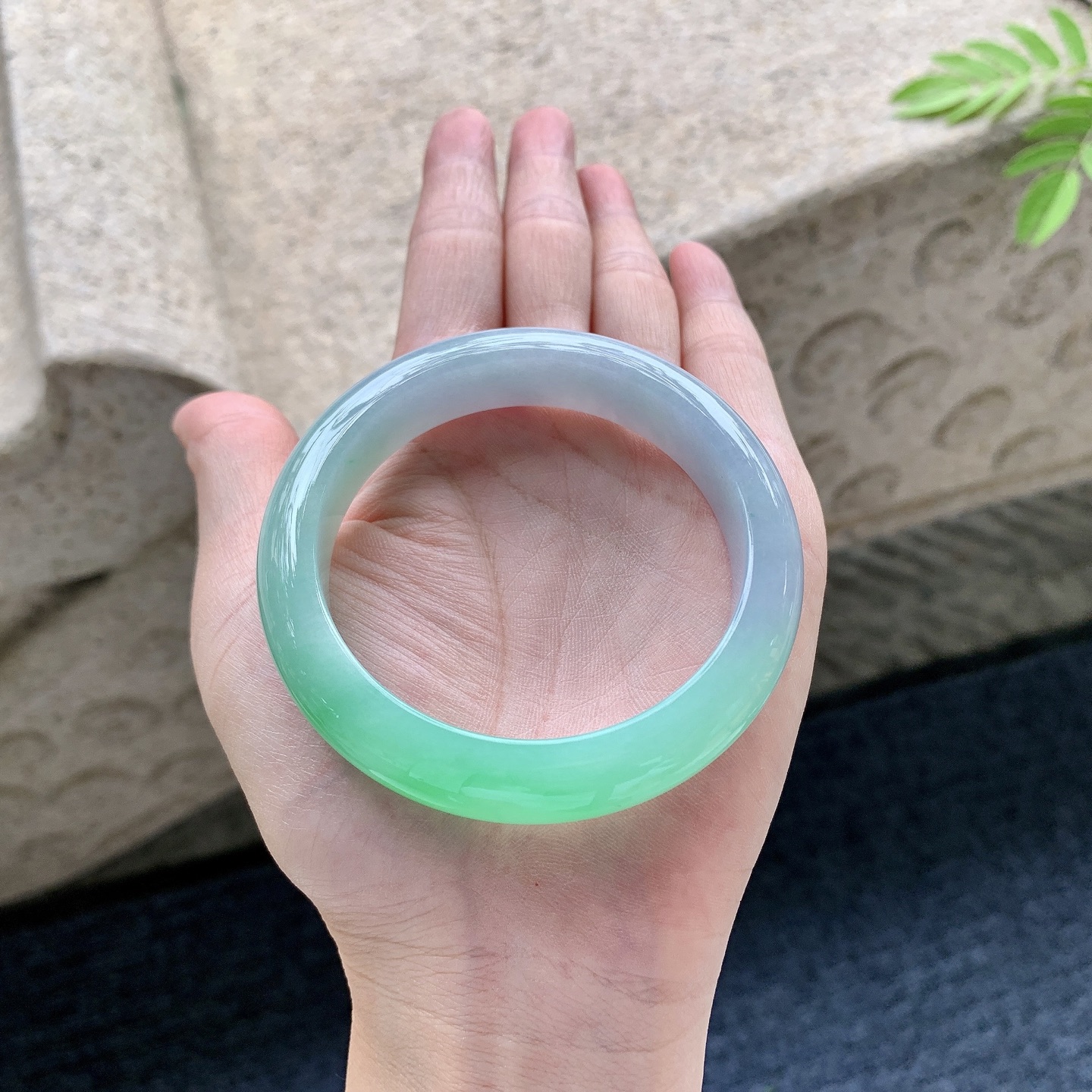 正圈53 54 圈口54.7/12.3/8.4 编码A6092508 冰糯春彩，阳绿，水润，种老，细腻，无裂