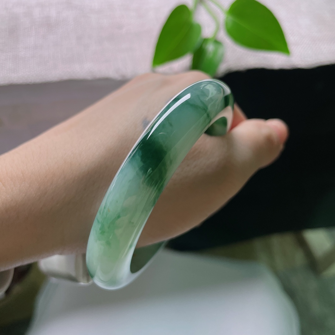 57.5/12.1/9.5，飘花正圈，无裂，飘红翡，玉质温润细腻，灵动的绿花随性分布，清润柔和，沉稳大气。ss59409a