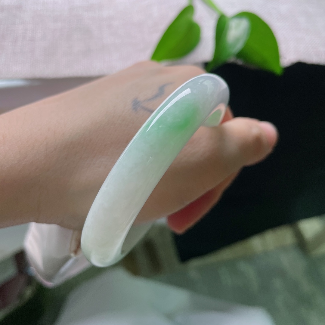 54.8/11.5/8.9，飘绿正圈，一点棉线，冰润白底，零星翠色静静晕开，玉质细腻柔和，上手清清爽爽，自带温婉灵气。ss59549a