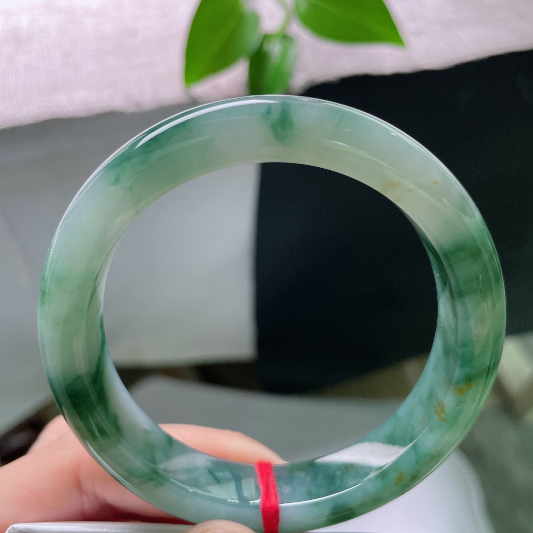 57.5/12.1/9.5，飘花正圈，无裂，飘红翡，玉质温润细腻，灵动的绿花随性分布，清润柔和，沉稳大气。ss59409a