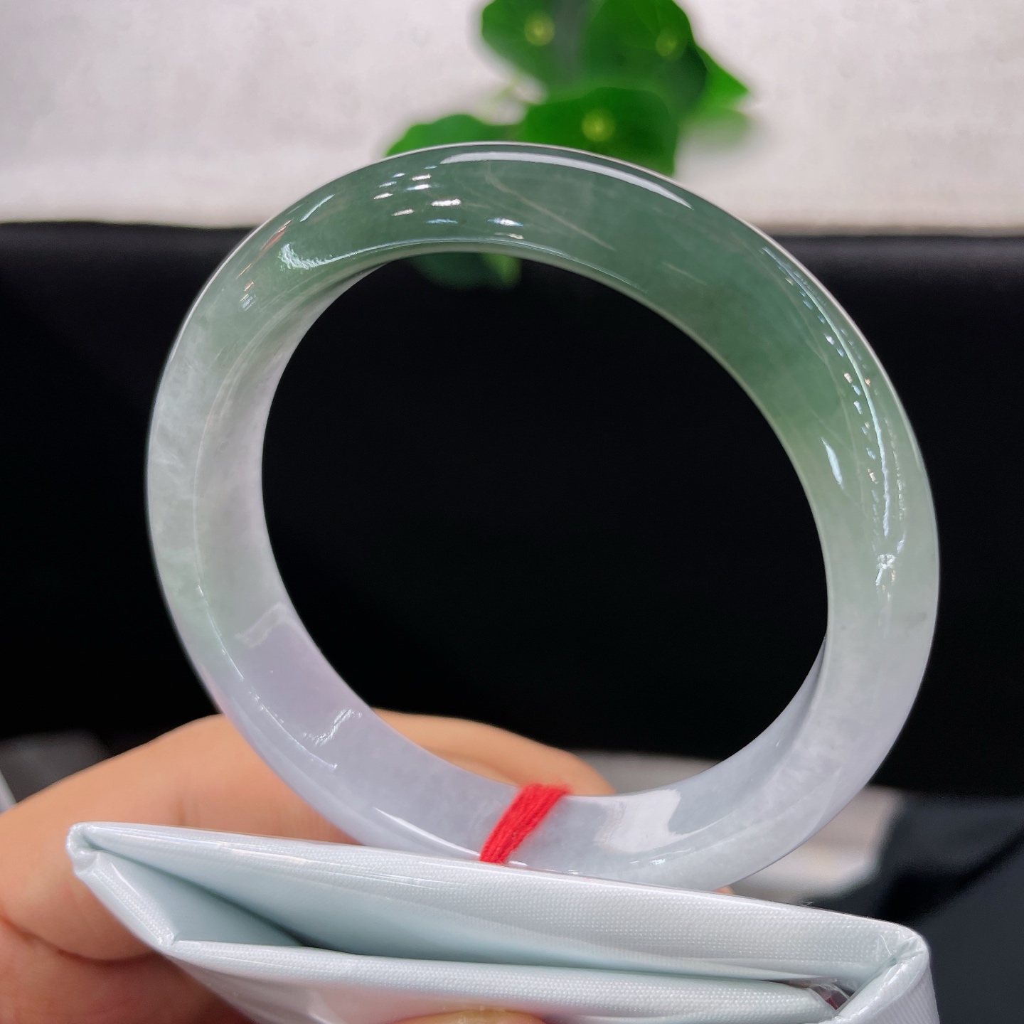天然翡翠手镯 圈口54.4/12.1/7.8，淡紫半山半水正圈，54/55可戴，腕间藏山水，静揽一川