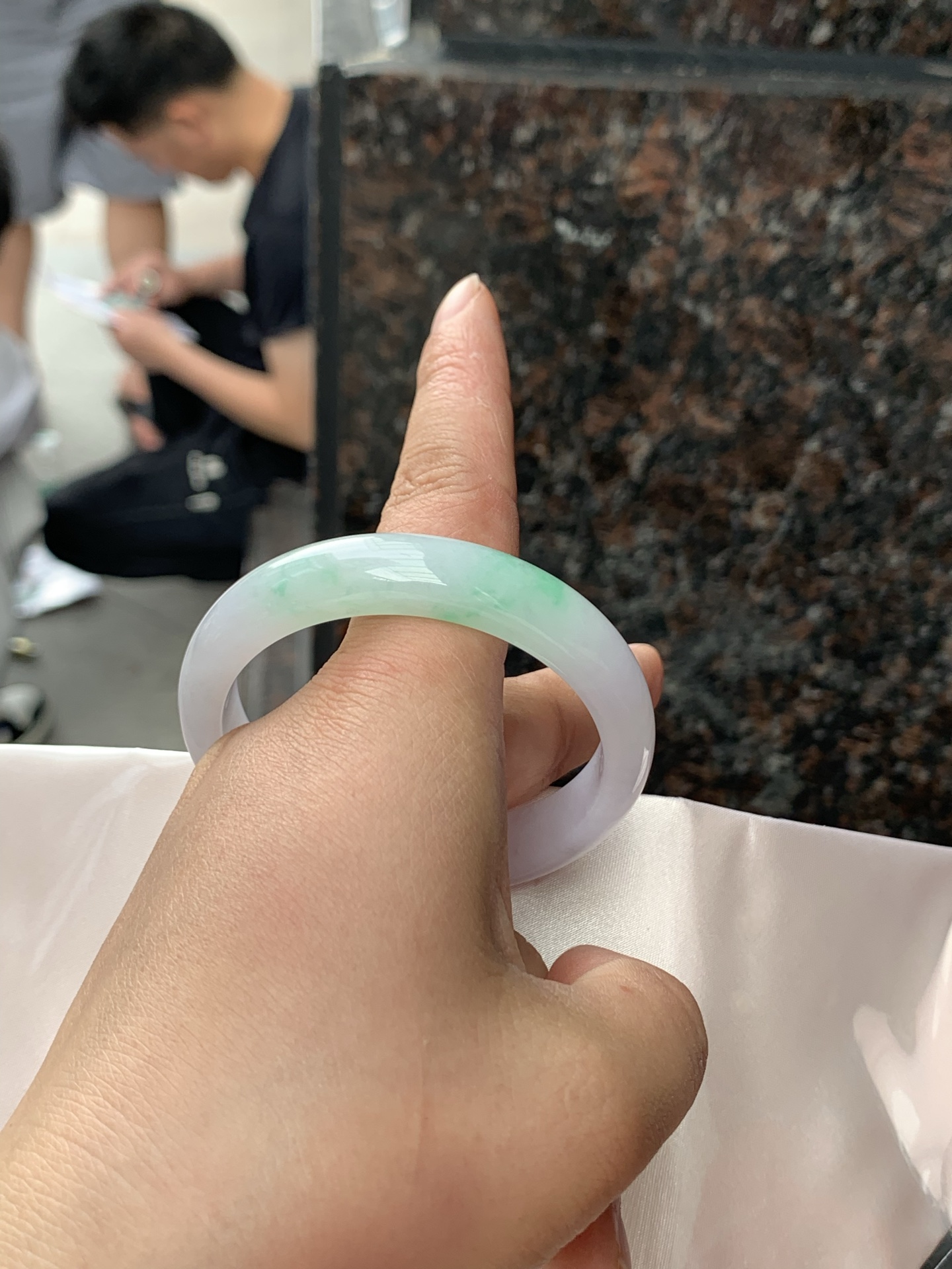 淡春彩正圈，52-11.9-7.3，0422-4A98，无裂，底妆水润，淡淡粉底色和阳绿花搭配，如春天的繁华。在岁月的长河流转中绽放着独特的魅力，气质温婉而迷人。