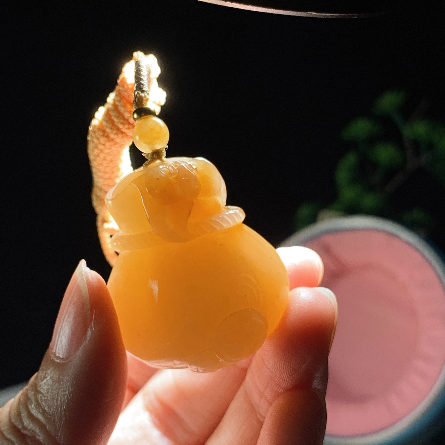新疆和田玉且末糖白钱袋子挂件 尺寸36/31/20重30克！玉质细腻油润 底色纯净 脂粉好，品质好。lt260923