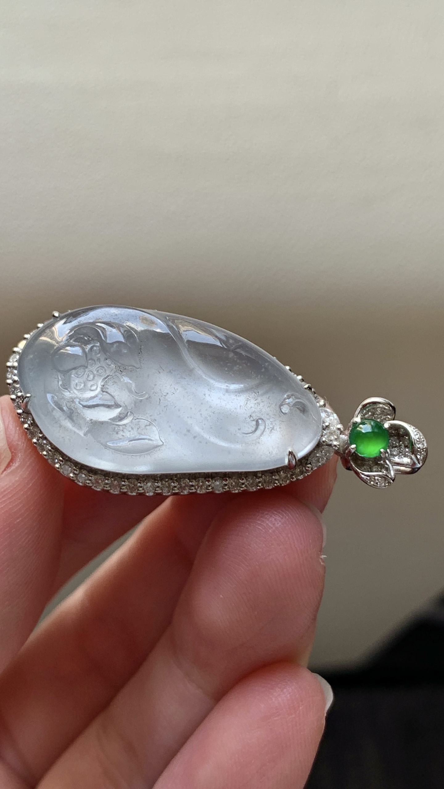 ️【18k金镶嵌莲花牌吊坠】冰润水透，种老细腻起荧 尺寸：成品：36.7*16.6*9.7，裸石：