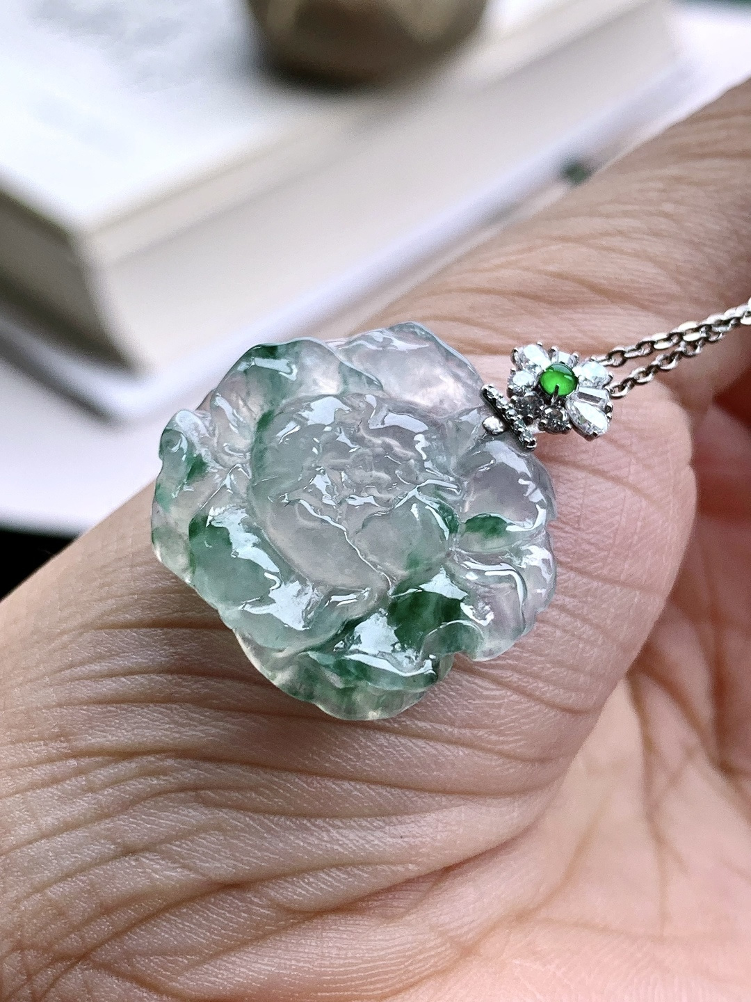 【镶嵌】️冰种飘花花开富贵花朵吊坠 【说明】缅甸 18k金镶嵌 性比高 【整体】29.4 【裸石】22-24-4.7 【重量】5克