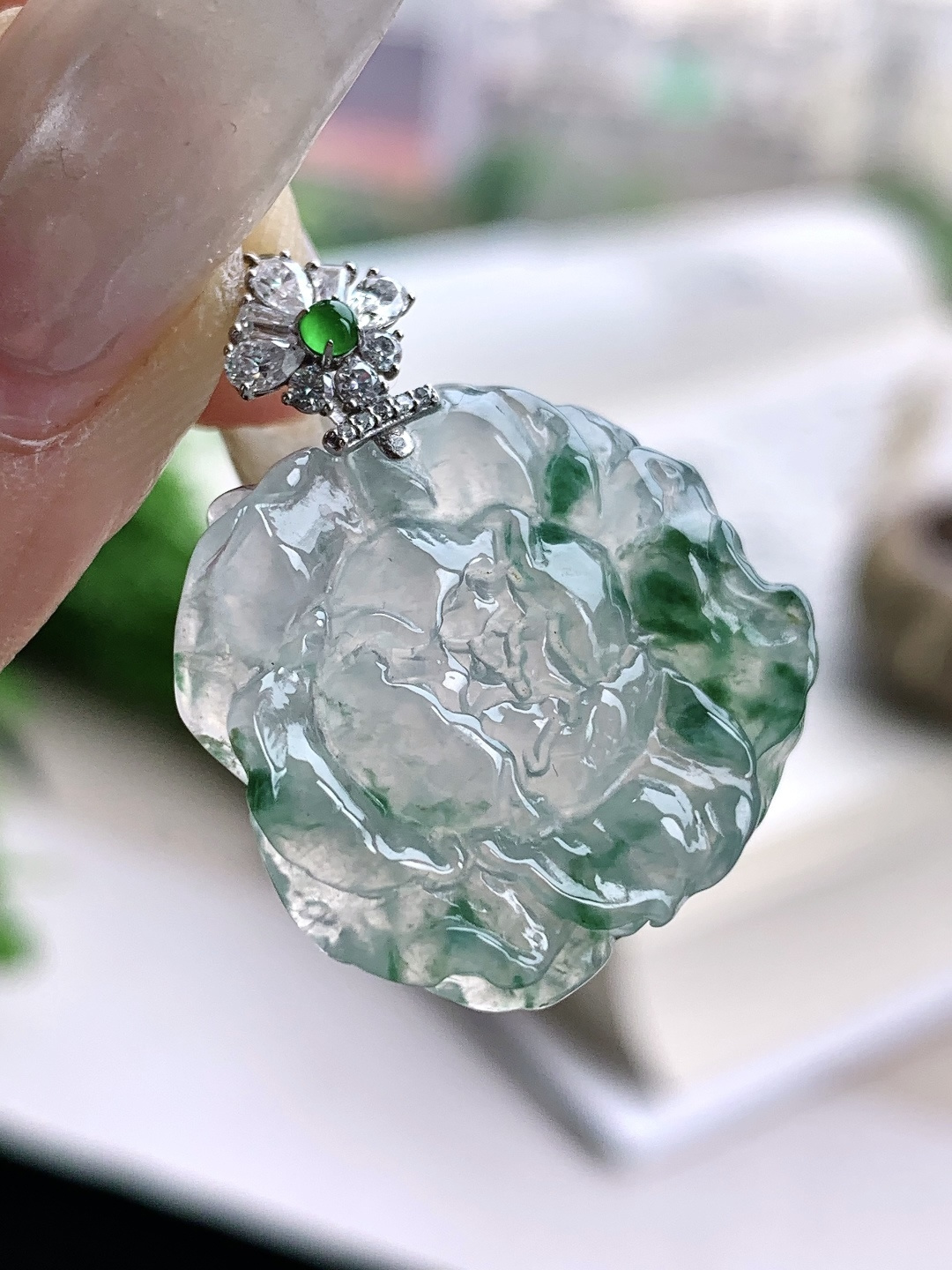 【镶嵌】️冰种飘花花开富贵花朵吊坠 【说明】缅甸 18k金镶嵌 性比高 【整体】29.4 【裸石】22-24-4.7 【重量】5克