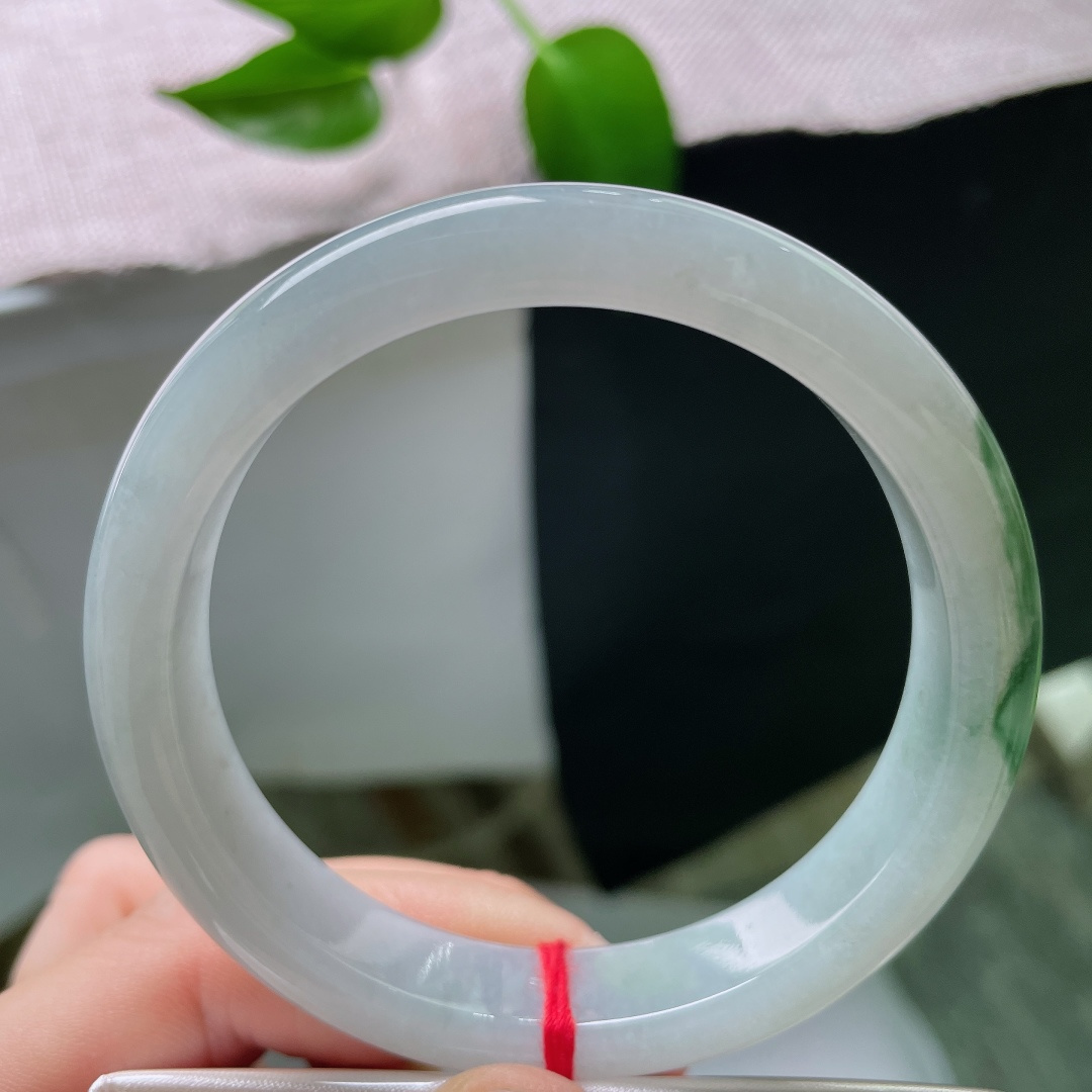 57/11.7/8.3，飘花正圈，小碎纹，玉质细腻胶润，花色错落舒展，绿韵衬花，花映绿底，动静相宜，上手沉稳又富有灵气。ss59616a