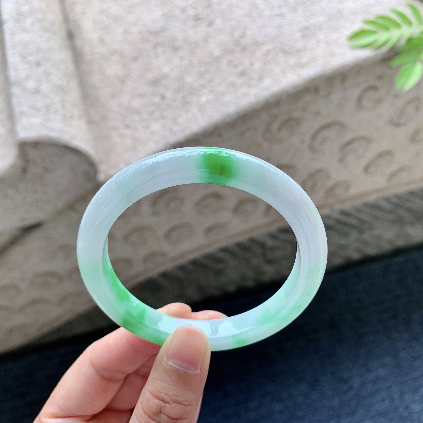 正圈54 55 圈口55.6/9/7.8 编码G9092523 细糯飘阳绿，水润，种老，细腻，有纹线