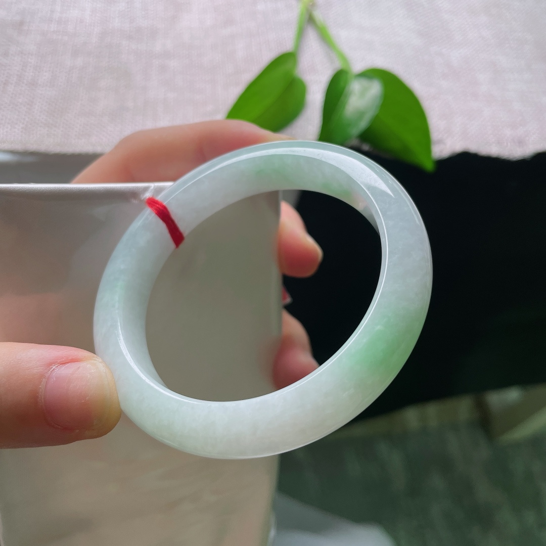 54.8/11.5/8.9，飘绿正圈，一点棉线，冰润白底，零星翠色静静晕开，玉质细腻柔和，上手清清爽爽，自带温婉灵气。ss59549a