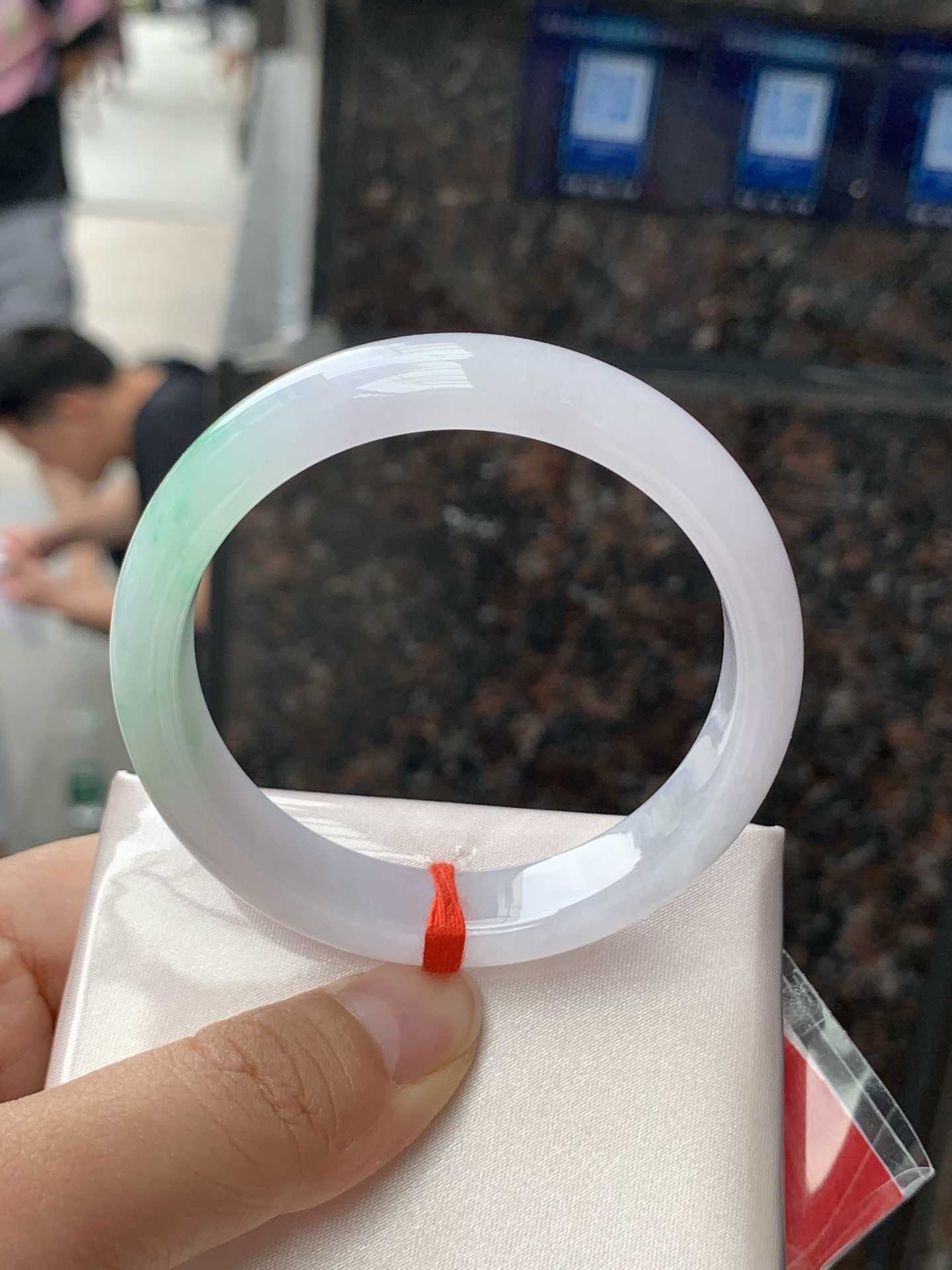 淡春彩正圈，52-11.9-7.3，0422-4A98，无裂，底妆水润，淡淡粉底色和阳绿花搭配，如春天的繁华。在岁月的长河流转中绽放着独特的魅力，气质温婉而迷人。