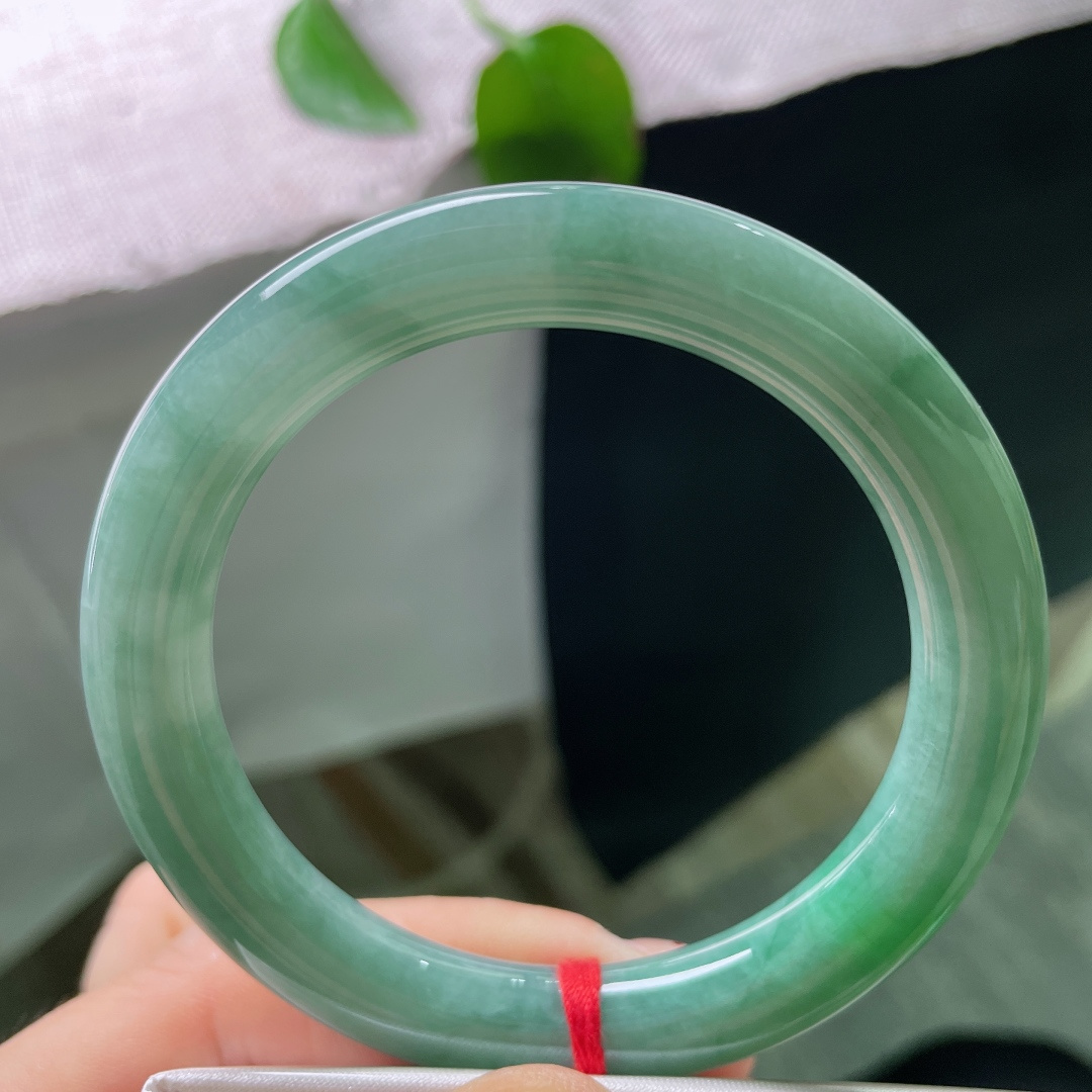 55.5/9.4，油青圆条，一点皮纹，凝住山间碧潭，色调柔和静谧，自带清冷悠然气韵。ss56922a