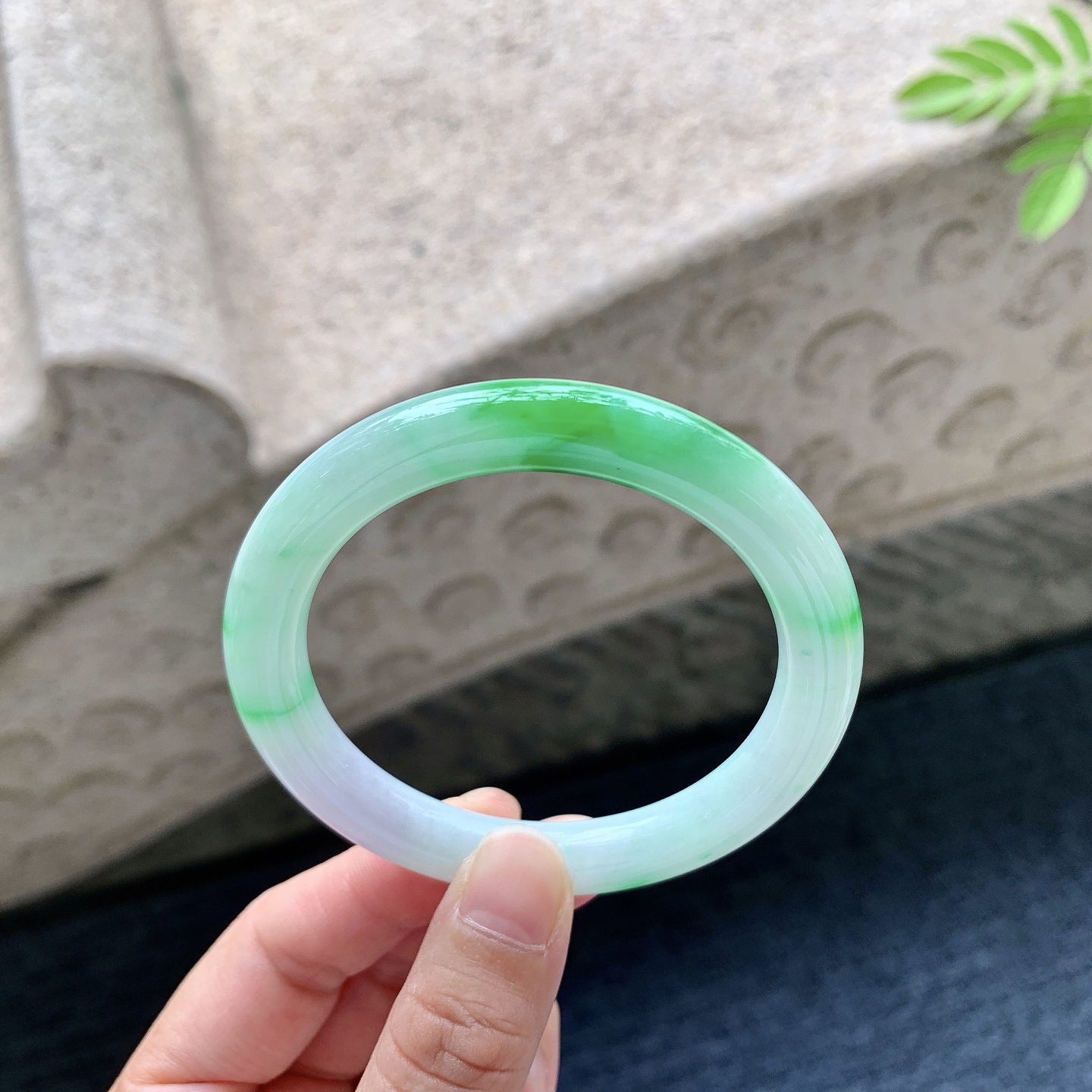 圆条52 53 圈口53/8.6/8.8 编码GL092539 细糯飘阳绿，水润，种老，细腻，打灯有纹线