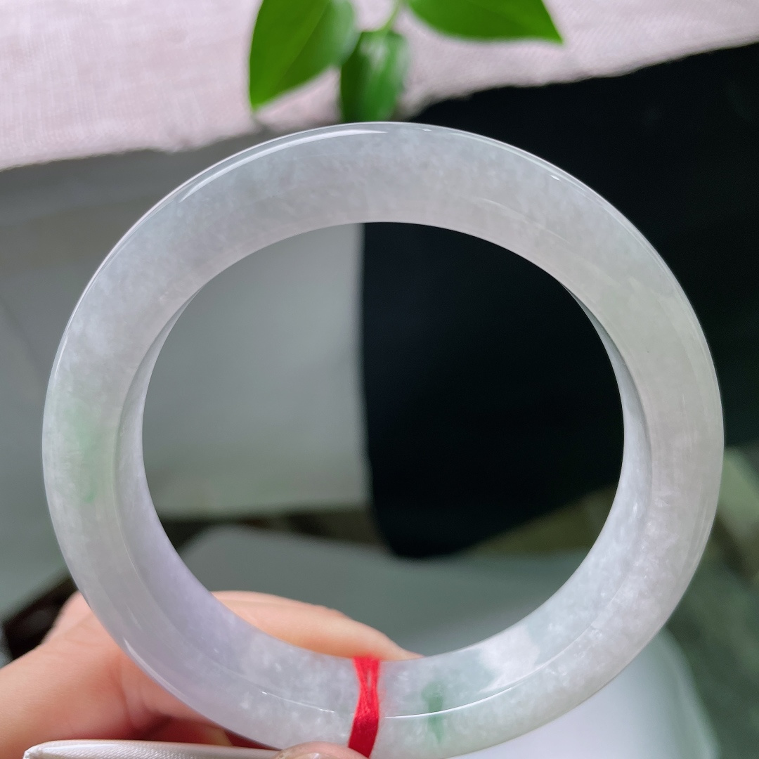 58.5/12.9/9.7，飘花正圈，无裂，玉底清透柔和，丝丝浅花点缀，淡淡的紫调温润雅致，上手温婉显白，素雅耐看。ss59540a