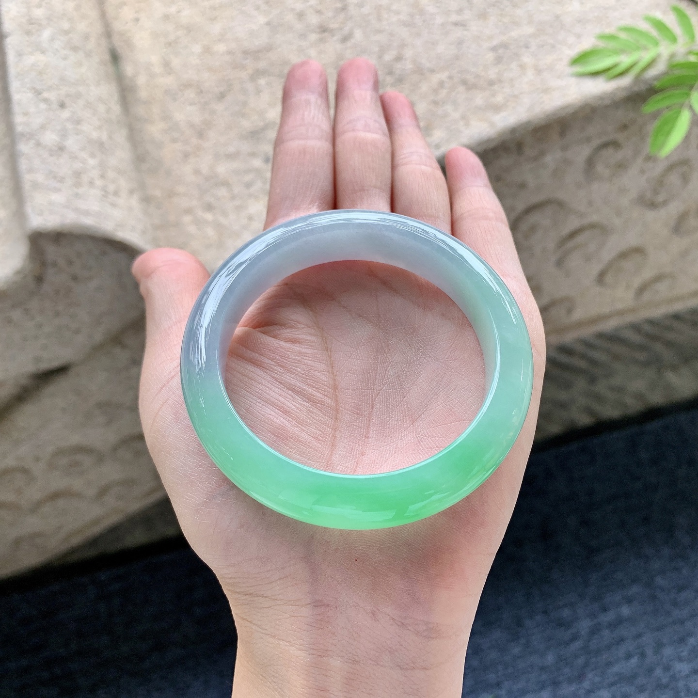正圈53 54 圈口54.7/12.3/8.4 编码A6092508 冰糯春彩，阳绿，水润，种老，细
