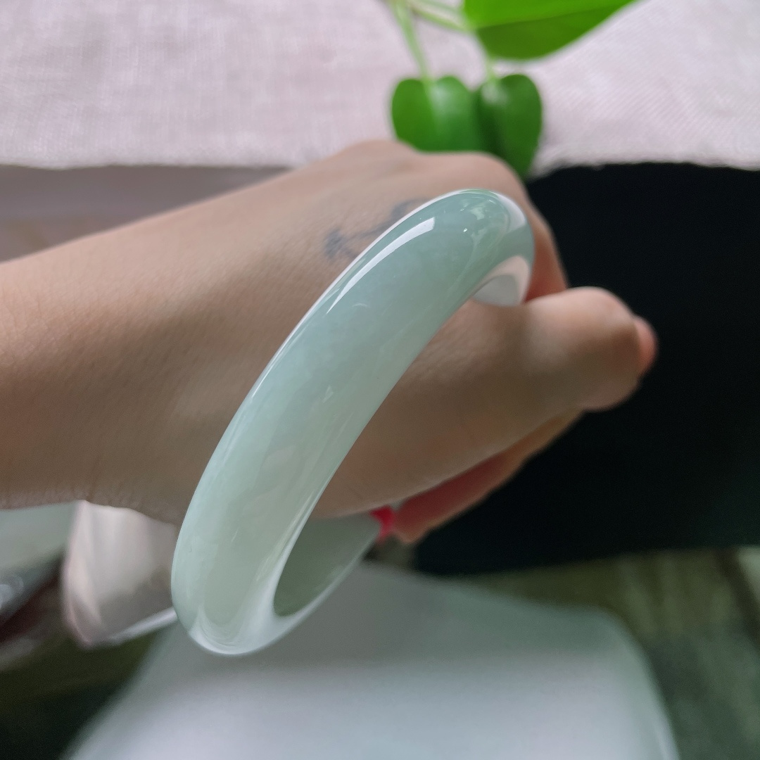 55/12.1/9.8，蓝底正圈，晶体，冰种质地细腻匀净，浅晴色调干净柔和，通透感佳，上手温婉大气。ss59496a