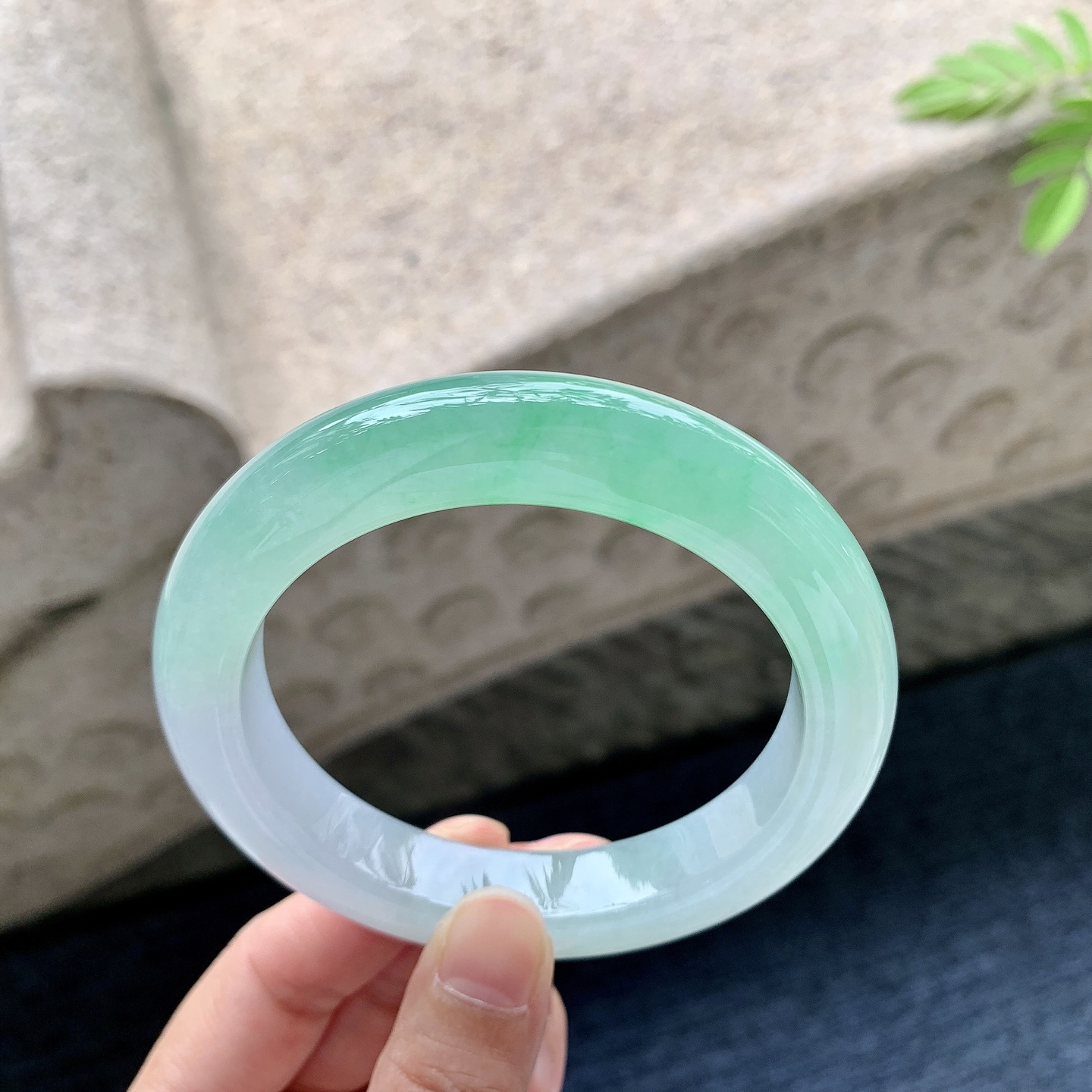正圈58 59 圈口59.1/12.2/10.2 编码A3092531 冰糯阳绿，水润，种老，细腻，打灯有棉线