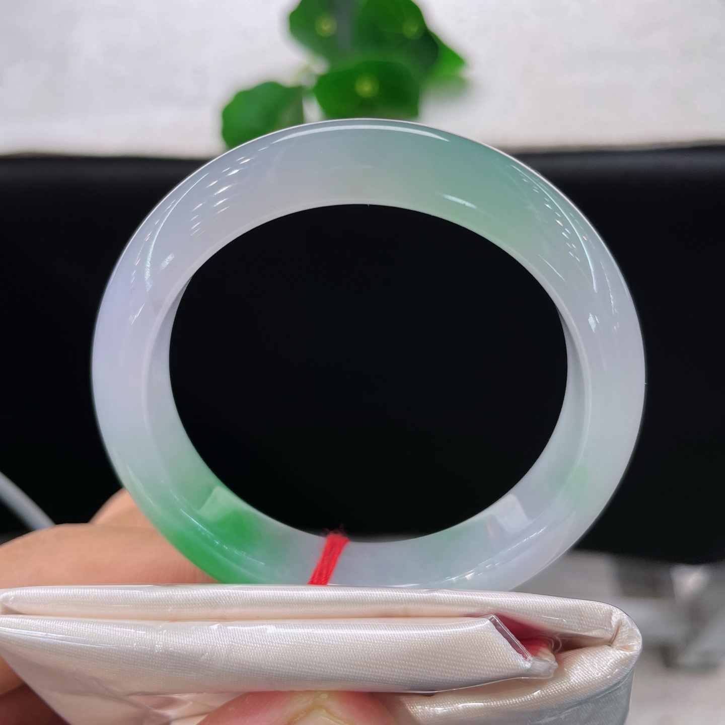 天然翡翠手镯 圈口51.6/12/7.8，冰春彩正圈，51/56可戴，冰紫凝艳翠，双彩惊艳腕间。无裂。