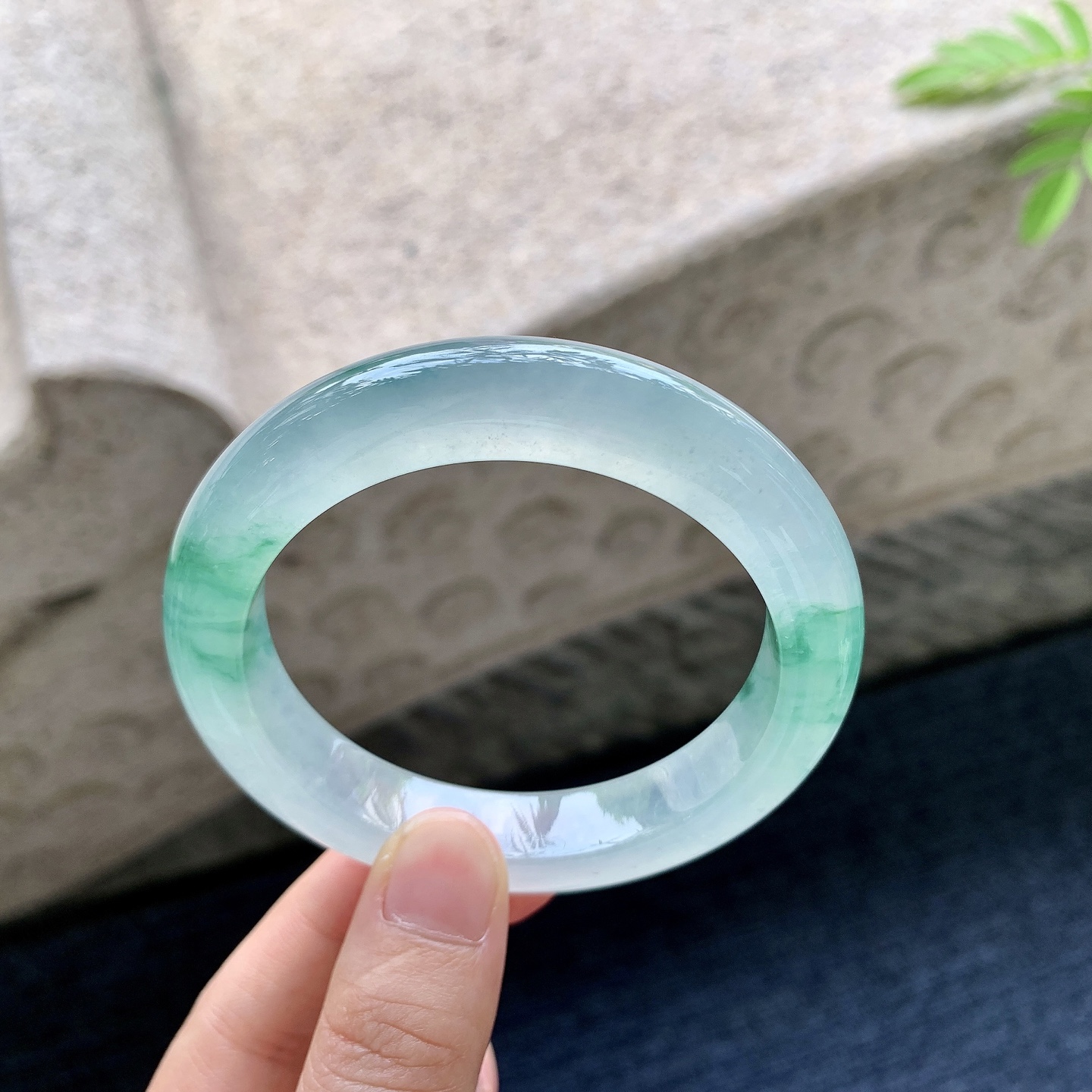 正圈55 56 圈口56/11.6/9.5 编码A3092528 冰种飘绿花，起光，清透，水润，种老，细腻，无裂