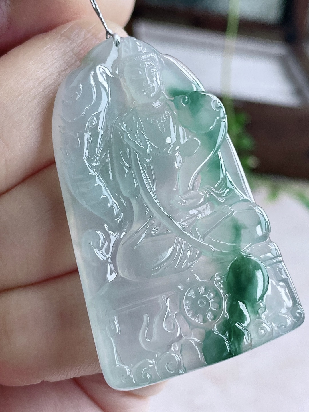 【裸石】冰飘花普贤观音牌吊坠 【说明】缅甸 无裂 性比高 【尺寸】50-31.3-5.3 【重量】20克