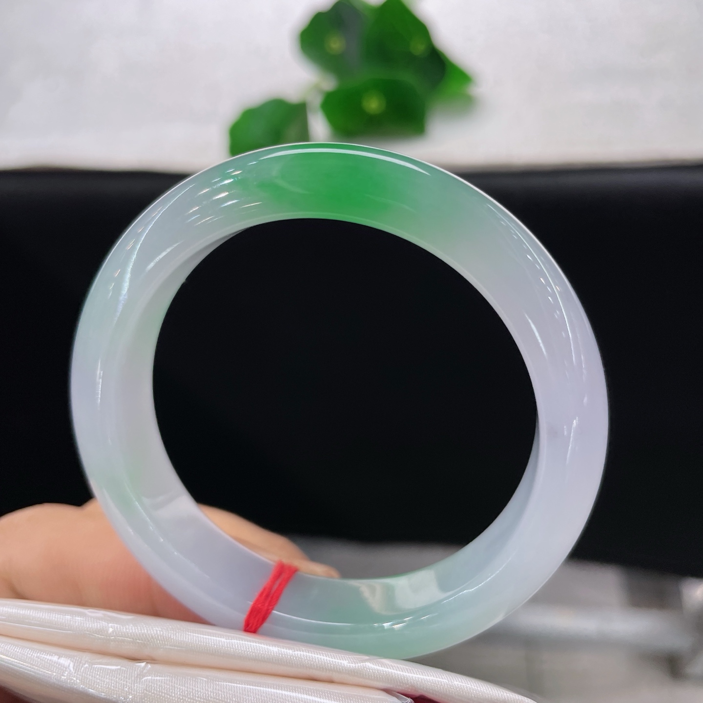 天然翡翠手镯 圈口51.6/12/7.8，冰春彩正圈，51/56可戴，冰紫凝艳翠，双彩惊艳腕间。无裂。