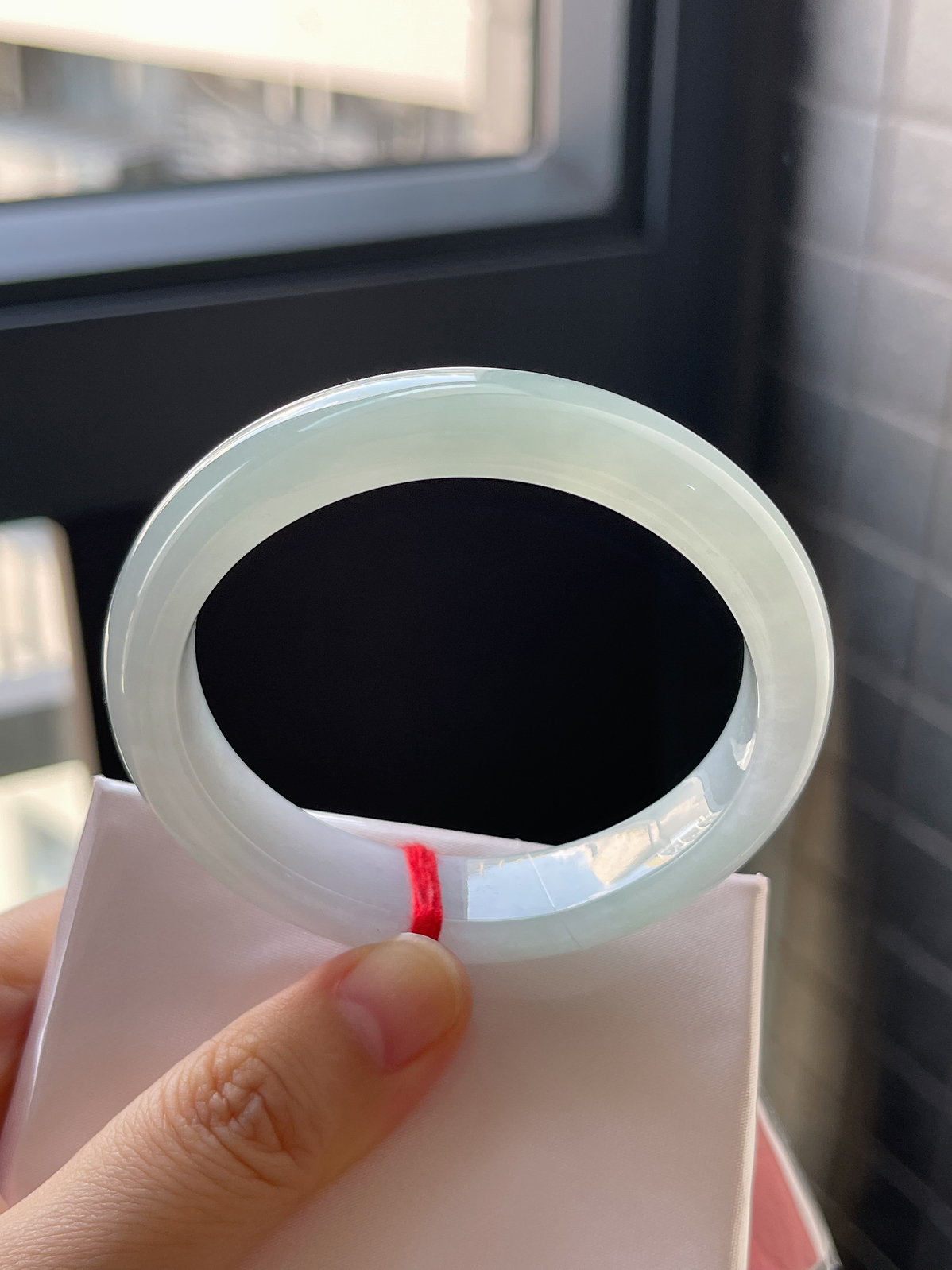 贵妃镯54.3圈口，翡翠冰糯种淡绿色手镯