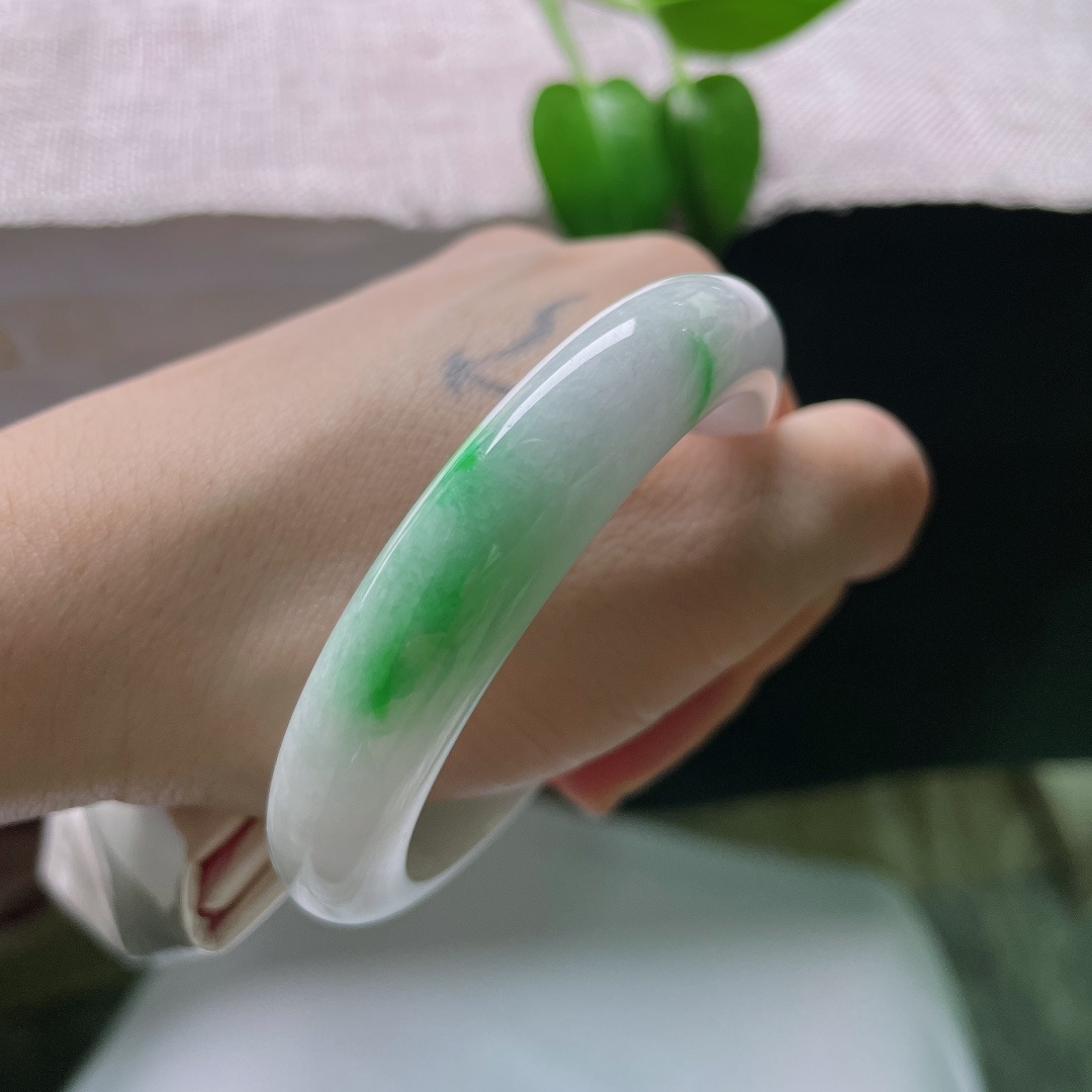 53.8/12/8.3，飘绿正圈，一点皮纹，玉质温润细腻，洁白底色干净素雅，一抹辣绿浓艳明媚，镯型端庄大气。ss59654a