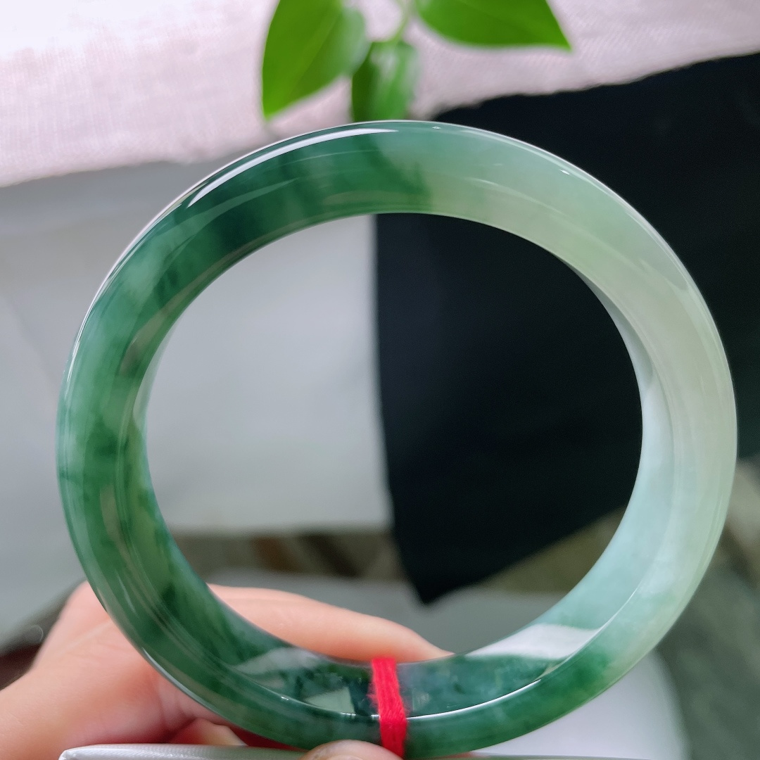 59/12.4/9，飘花正圈，无裂，冰底深飘花，飘花浓郁舒展，蓝绿花韵晕染玉肉，胶感十足，腕间自带山水意境，辨识度很高。ss59425a