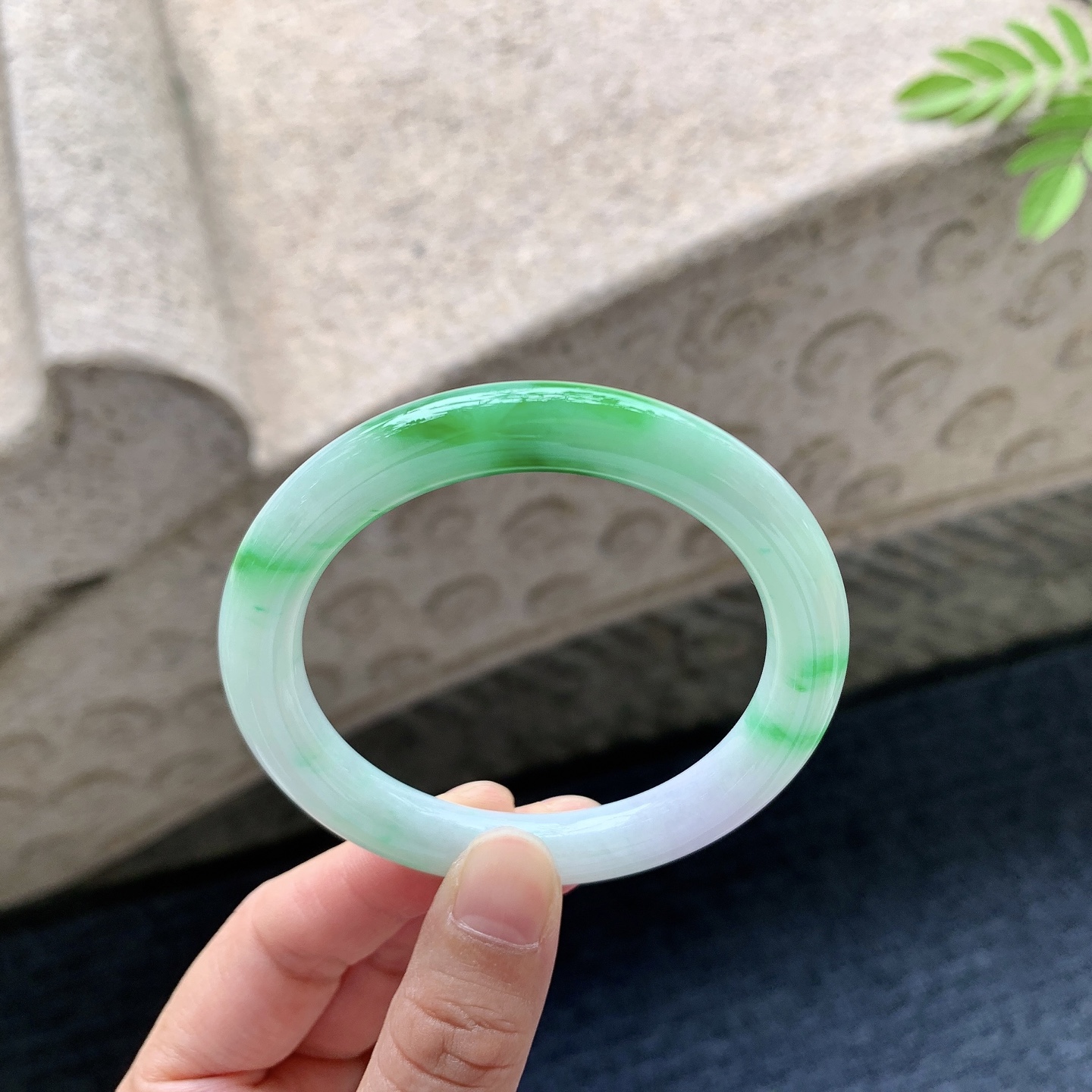 圆条52 53 圈口53/8.6/8.8 编码GL092539 细糯飘阳绿，水润，种老，细腻，打灯有纹线