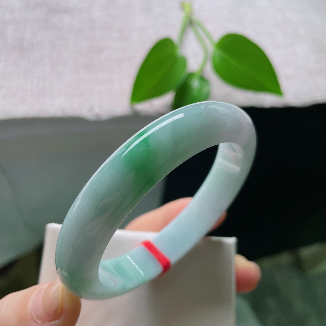 56.5/12.3/8.5，蓝底正圈，一点皮纹，冰种质感澄澈，湖水绿均匀晕开，色调清逸，上手雅致显温润气韵。ss59282a