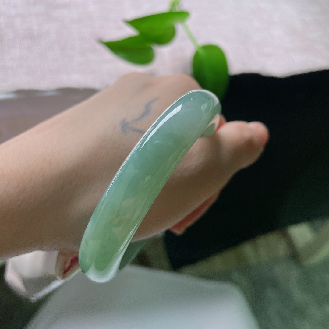 57/12.1/8.0，油青正圈，无裂，玉质通透细腻，清冽青调温润柔和，内敛雅致自带沉静气韵。ss59621a