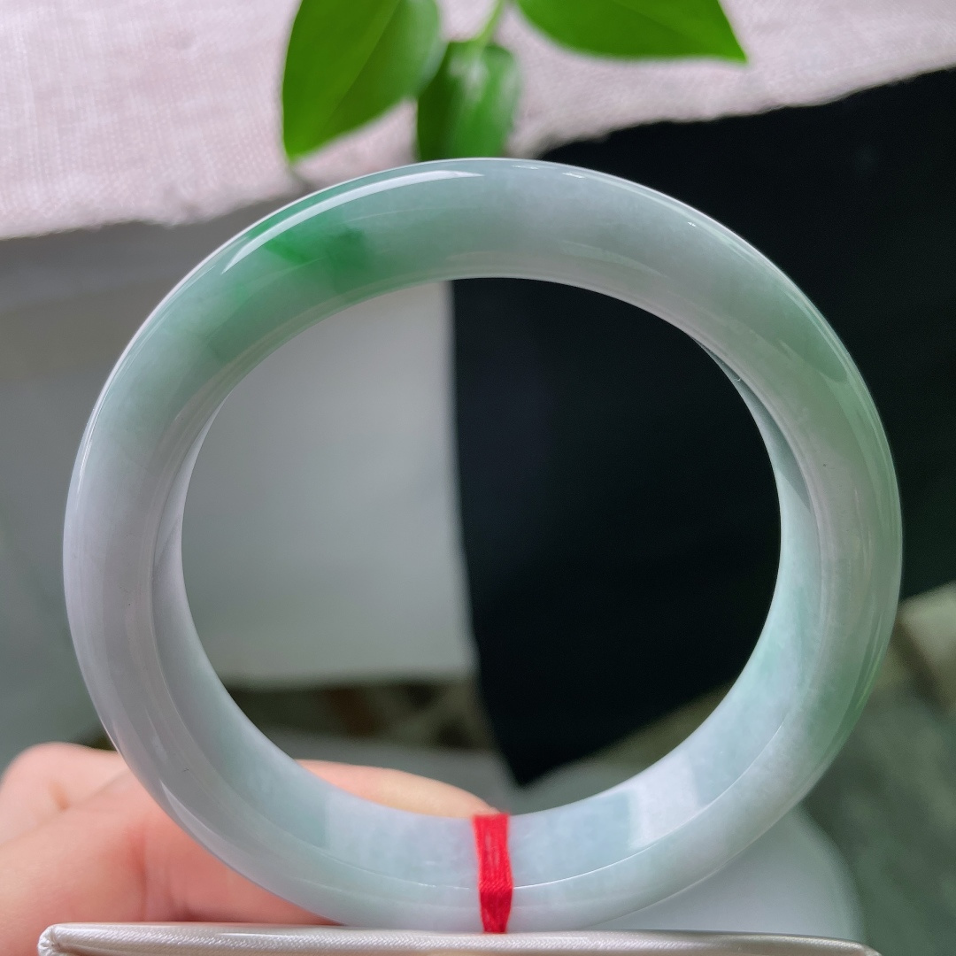 56.5/12.3/8.5，蓝底正圈，一点皮纹，冰种质感澄澈，湖水绿均匀晕开，色调清逸，上手雅致显温