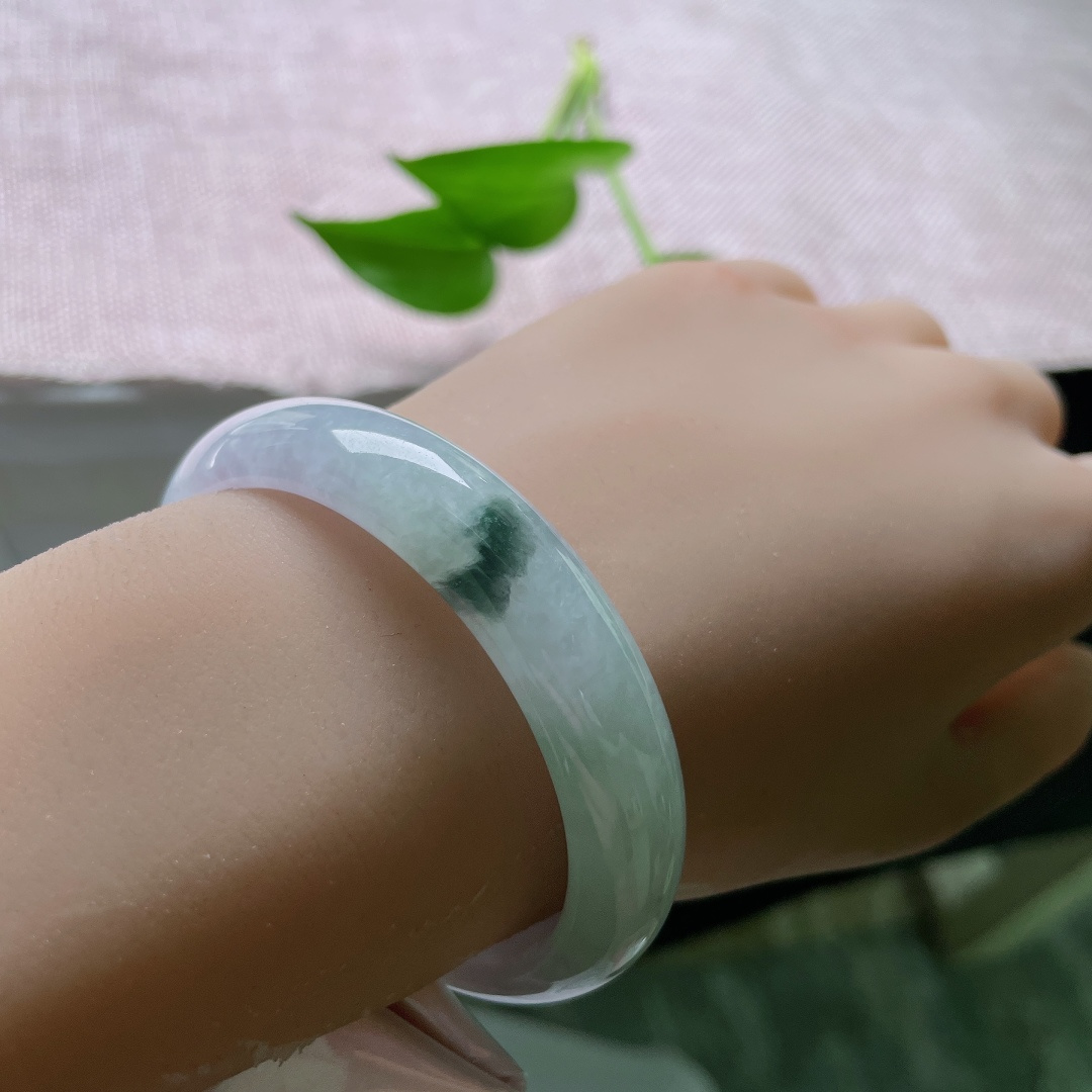 53.4（47.7）12.3/6.4，春彩贵妃，晶体，清透冰底衬写意墨绿飘花，虚实相映，如山水入玉，诗意悠远。ss59551a